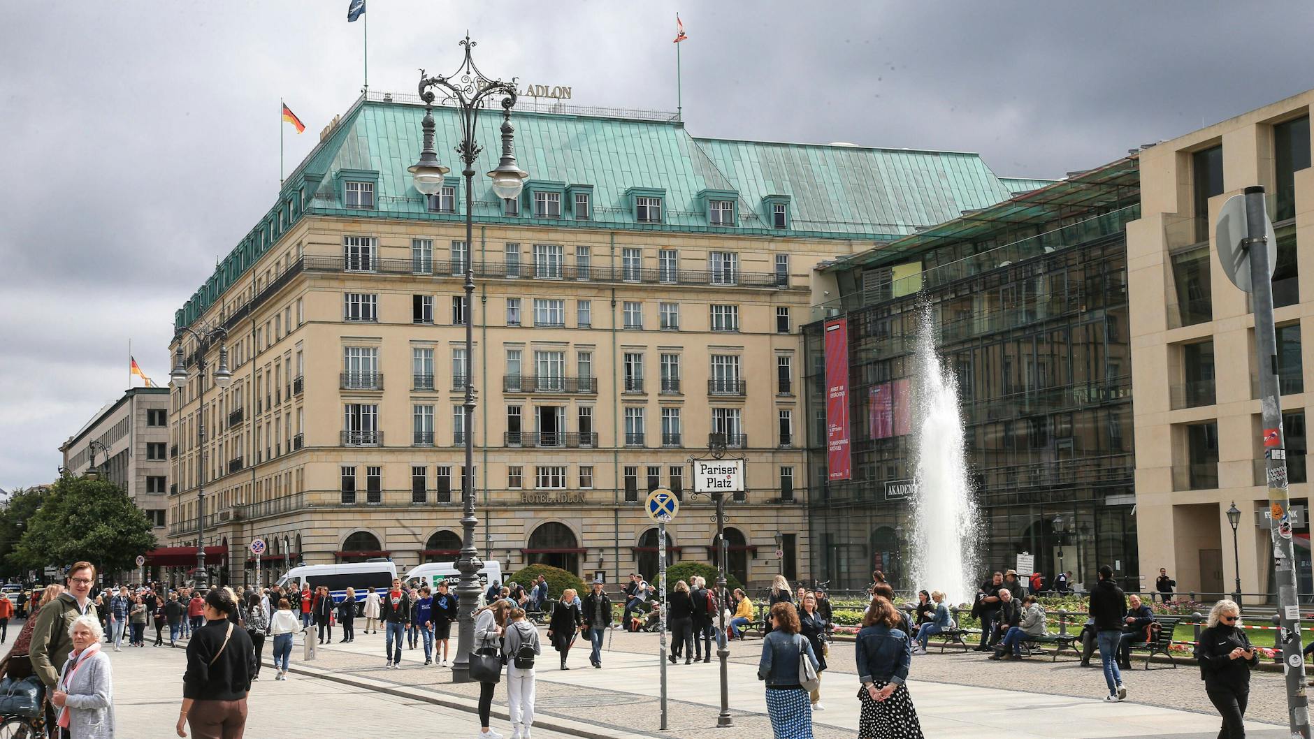 Das Hotel Adlon Kempinski ist eines der luxuriösesten und bekanntesten Hotels in Deutschland. Hier steigen Charles und Camilla ab. 