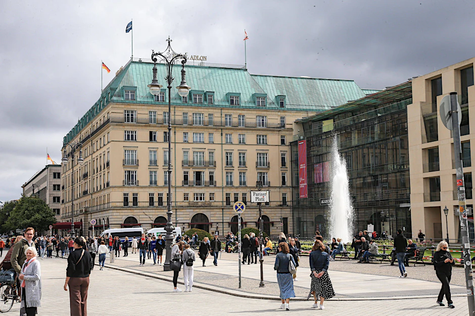 Das Hotel Adlon Kempinski am Brandenburger Tor ist eines der luxuriösesten und bekanntesten Hotels in Deutschland.