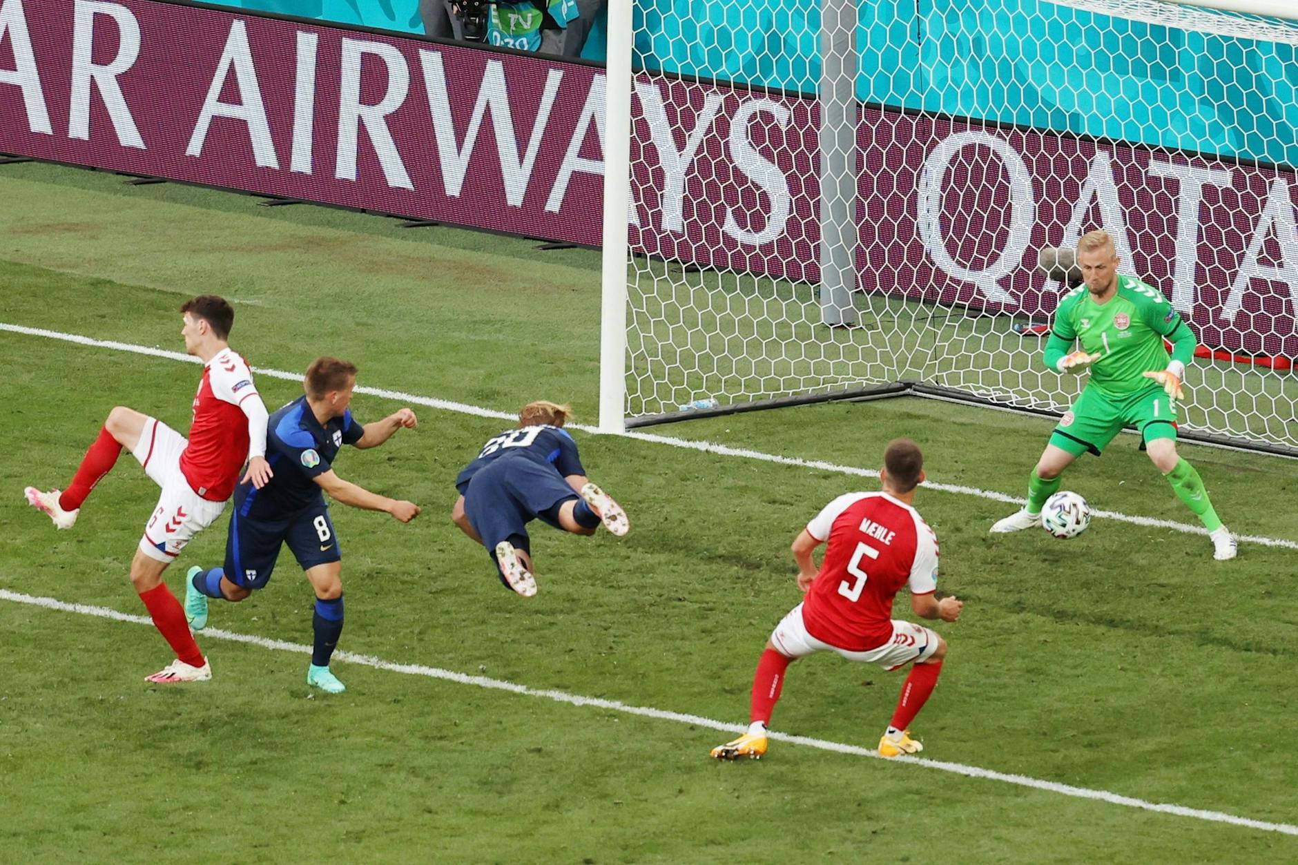 Der Finne Joel Pohjanpalo (M.) traf per Kopfball. dpa