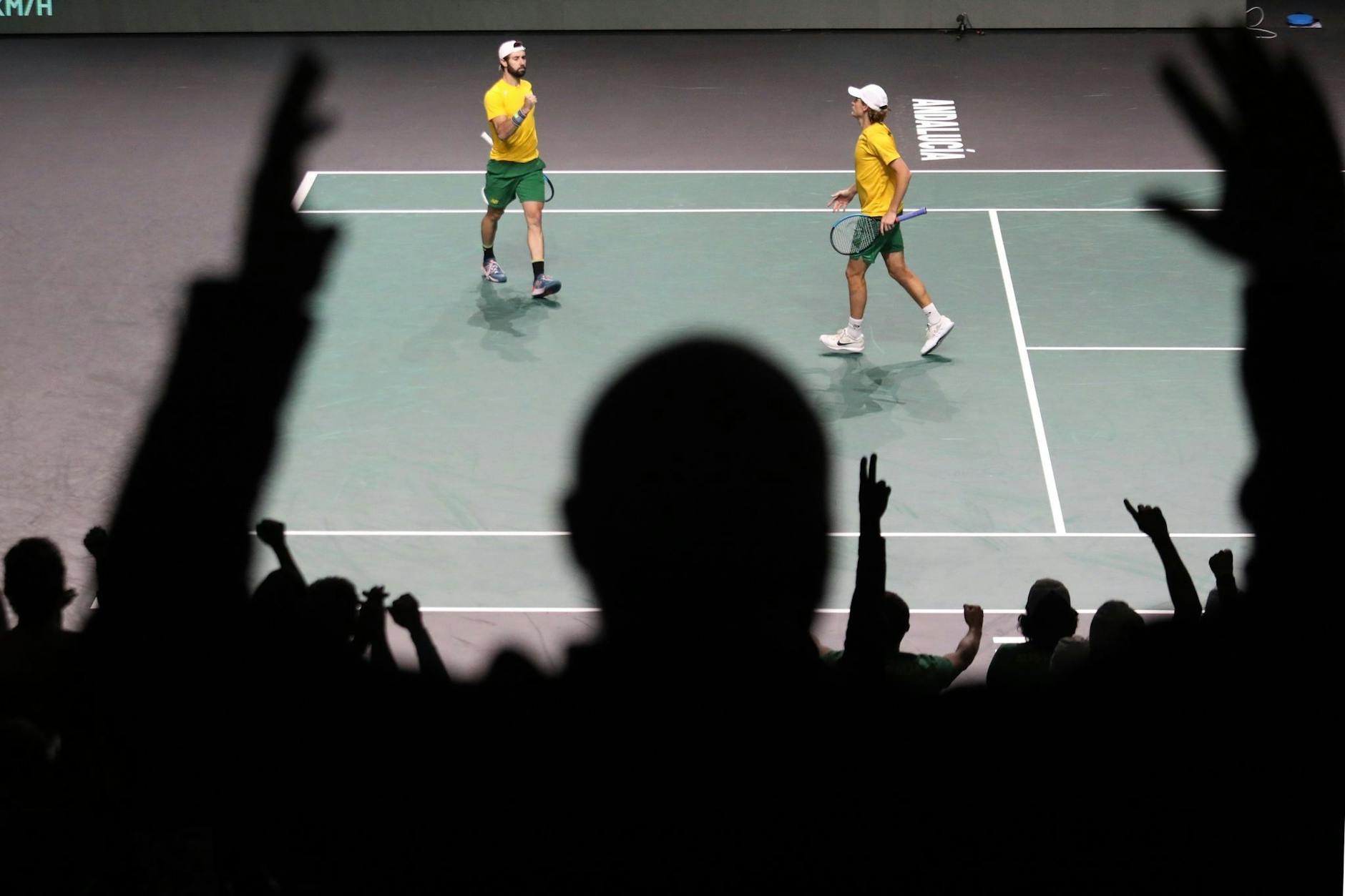 Zuschauer jubeln beim Sieg der Australier Jordan Thomson (l) und Max Purcell.