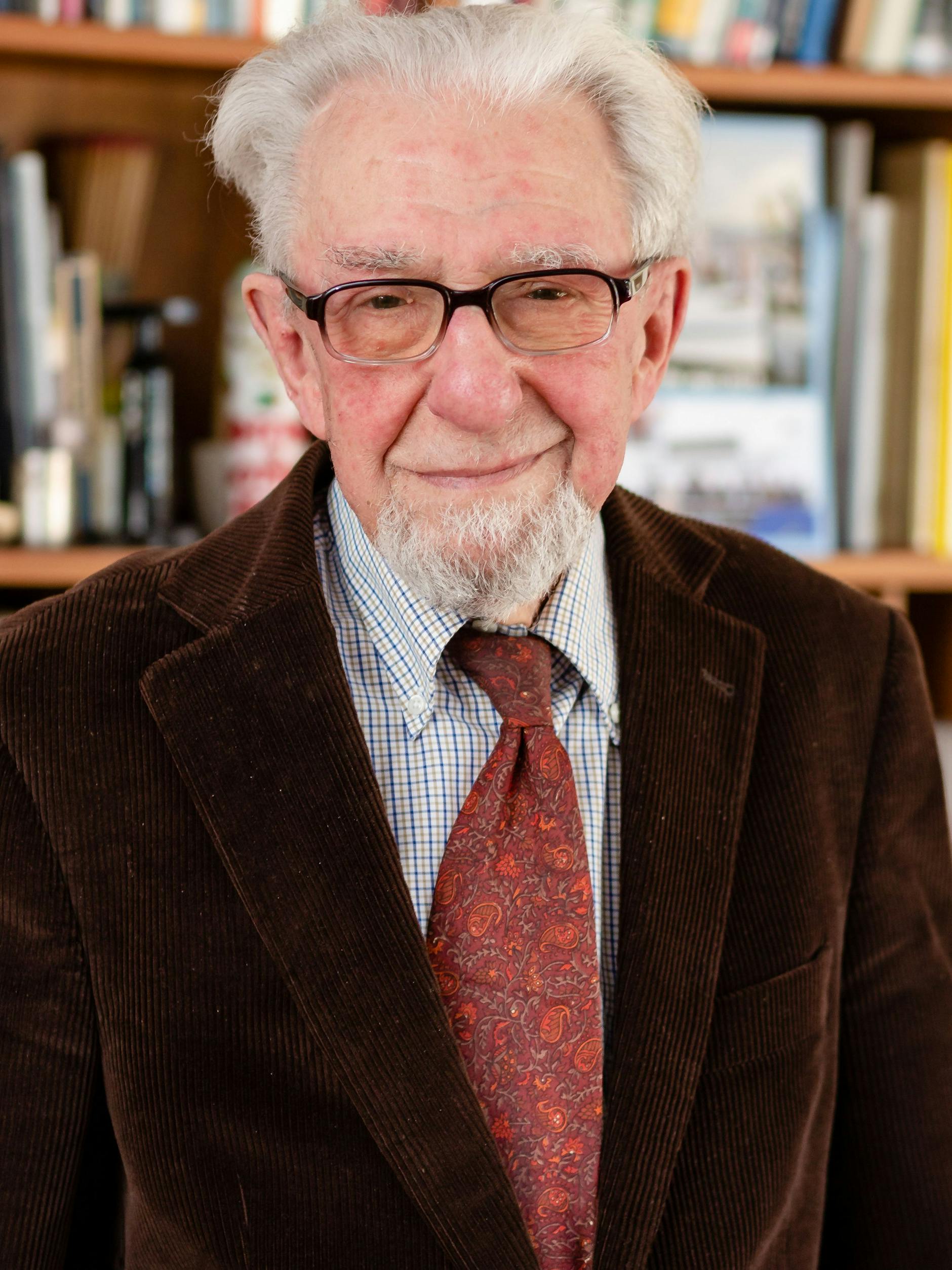 Gotthilf Hempel steht vor einem Bücherregal in seinem Haus in Molfsee im Kreis Rendsburg-Eckernförde. Der Wissenschaftler war Mitbegründer des Bremerhavener Alfred-Wegener-Instituts und häufig Expeditionsleiter auf der «Polarstern». 