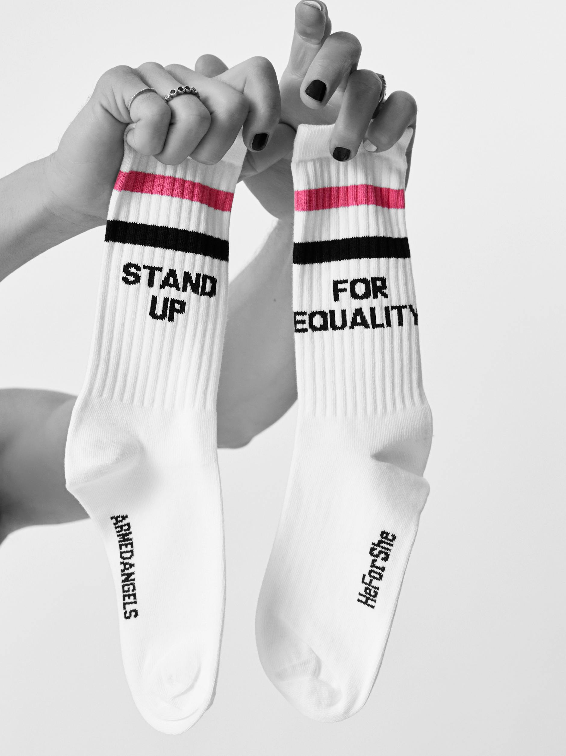 Aufstehen für mehr Gerechtigkeit: Socken von UN Women und Armedangels.