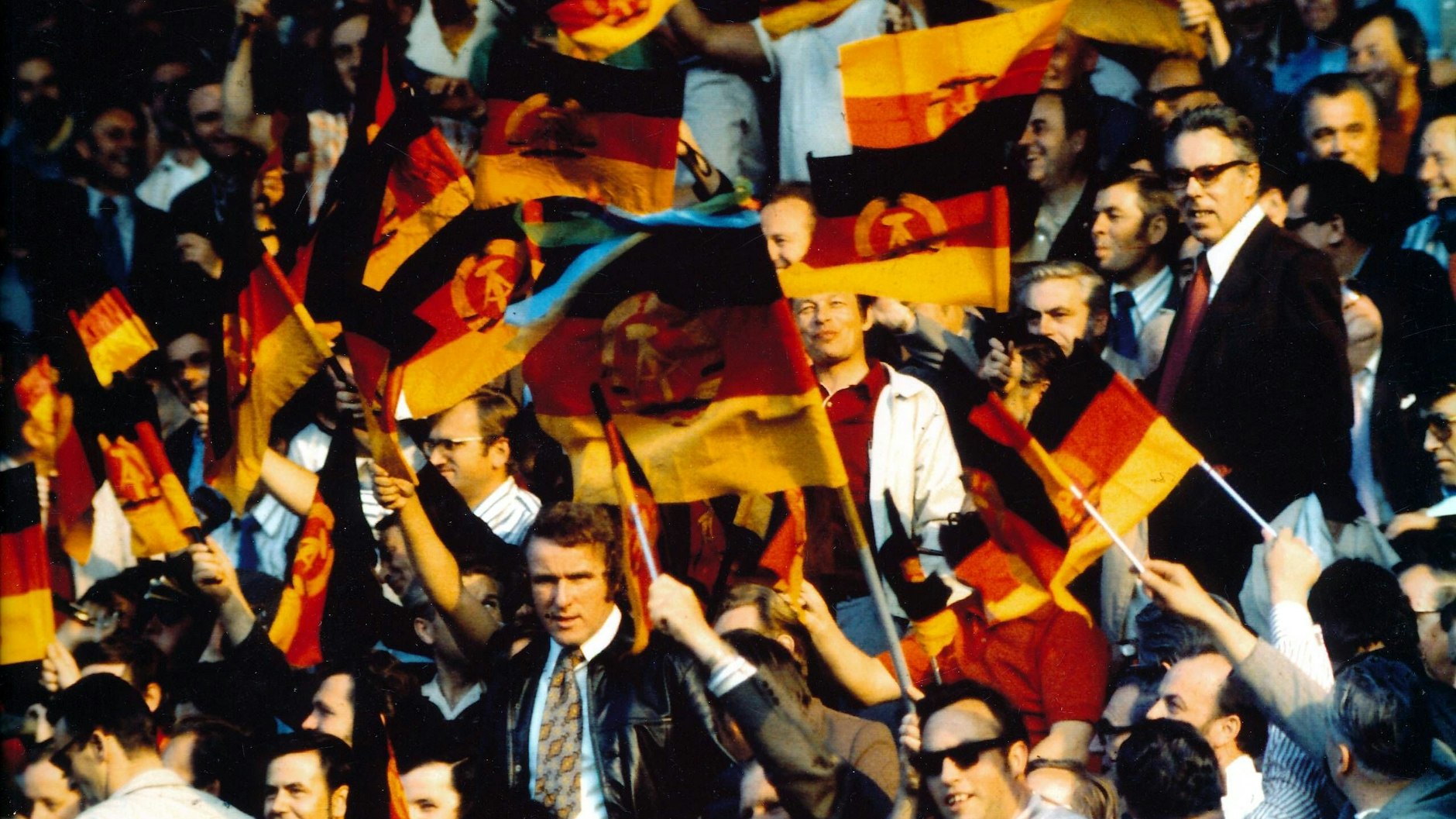 DDR-Anhang hatte meist nicht viel zu jubeln. Anders bei der Weltmeisterschaft 1974, als die BRD besiegt wurde. Zu dem Spiel in Hamburg durften nur ausgesuchte Fans reisen.