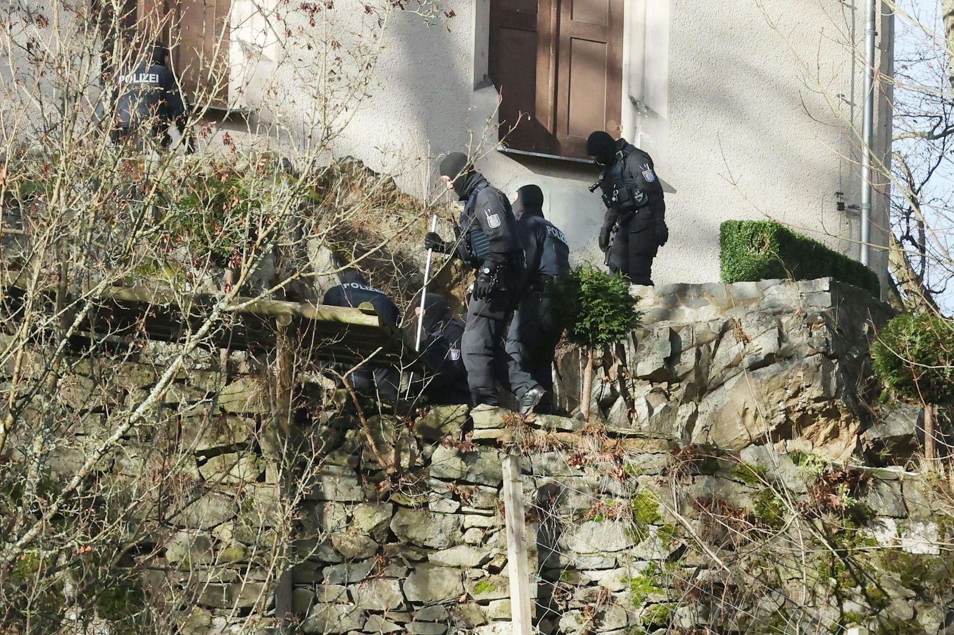 Bei einer Großrazzia in Saaldorf, Thüringen