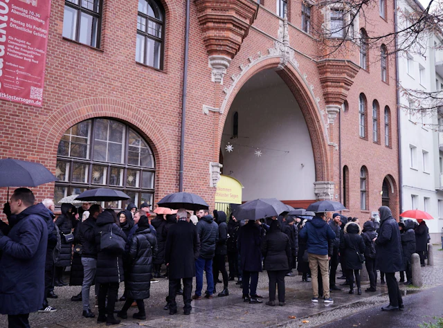 Berlin Hunderte Menschen Bei Trauerfeier F r McFit Gr nder Schaller