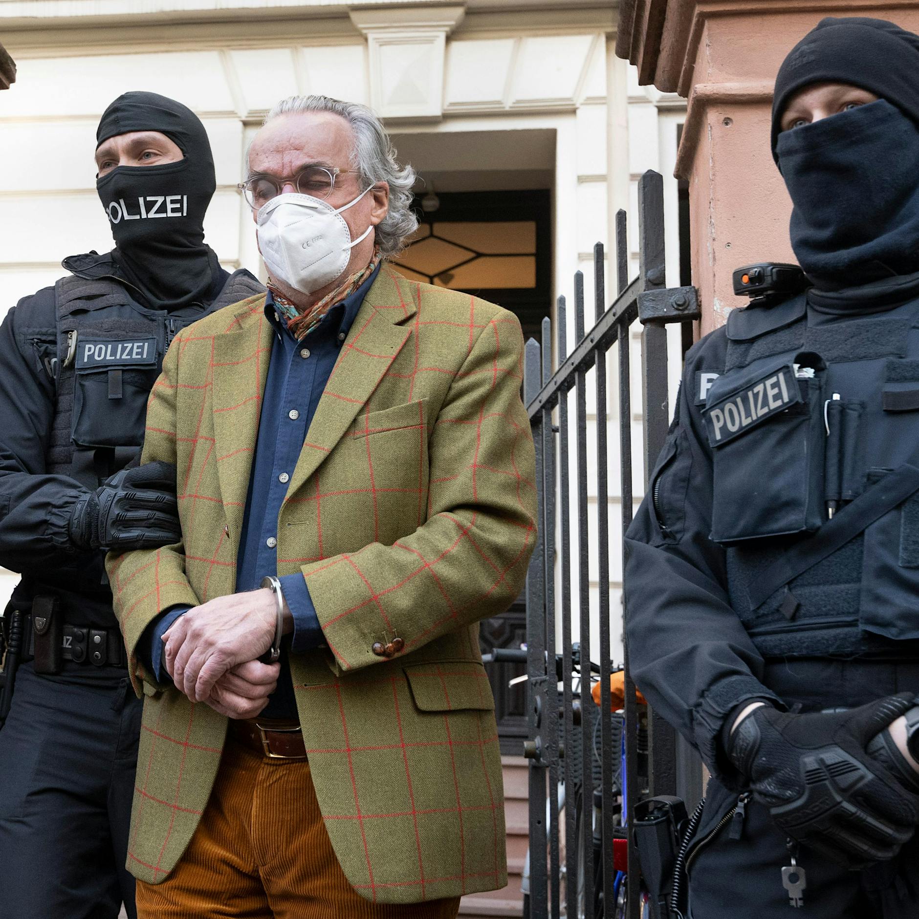 Gewaltbereit, bewaffnet, verblendet: DAS macht die Reichsbürger so gefährlich!