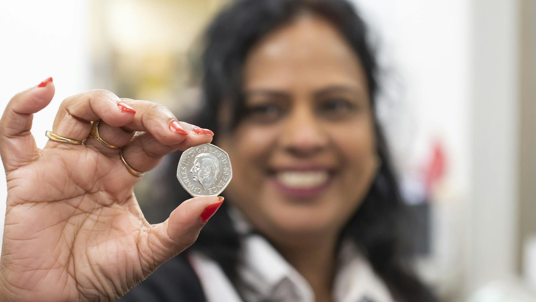 Das Handout-Bild der Royal Mint, der Königlichen Münze, zeigt eine britische 50-Pence-Münze mit dem Porträt von König Charles III.