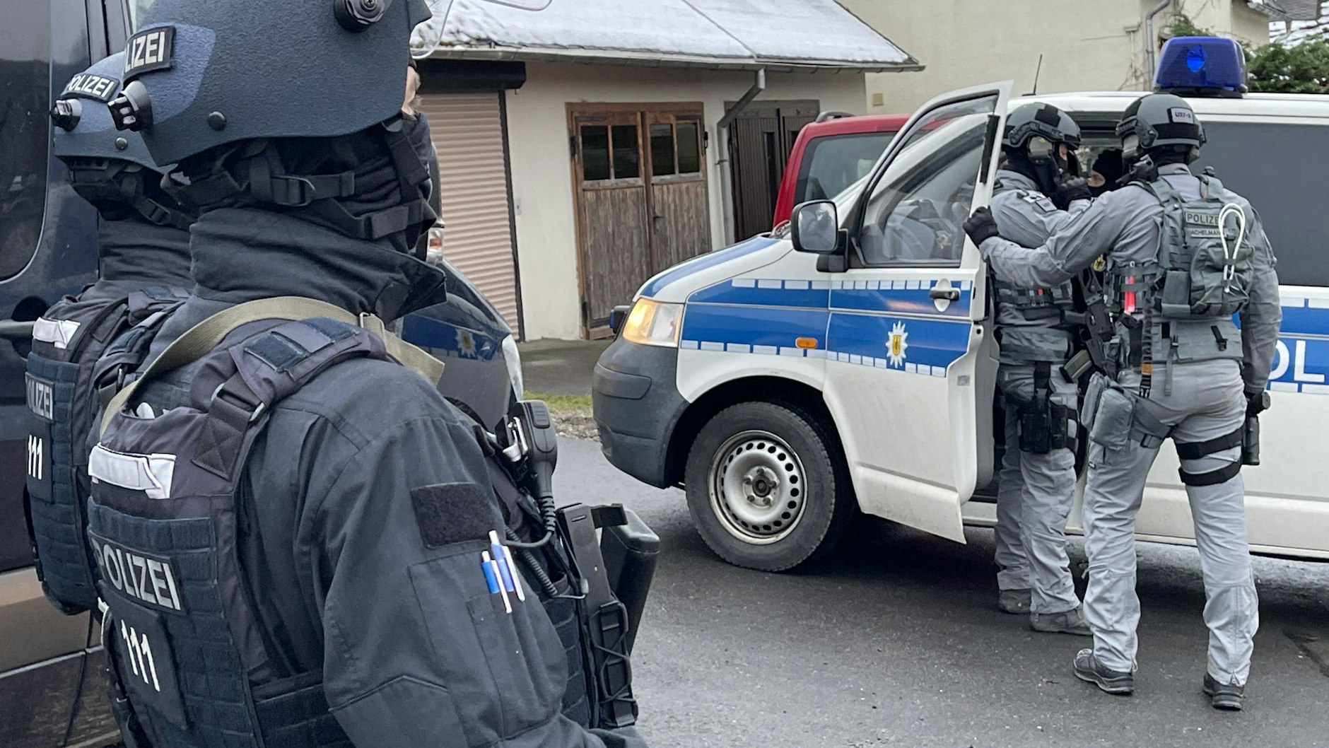 Bei der Großrazzia gingen am Mittwoch schwer bewaffnete Einsatzkräfte gegen die Reichsbürger-Terrorzelle vor, darunter auch Mitglieder der Anti-Terror-Einheit GSG9.