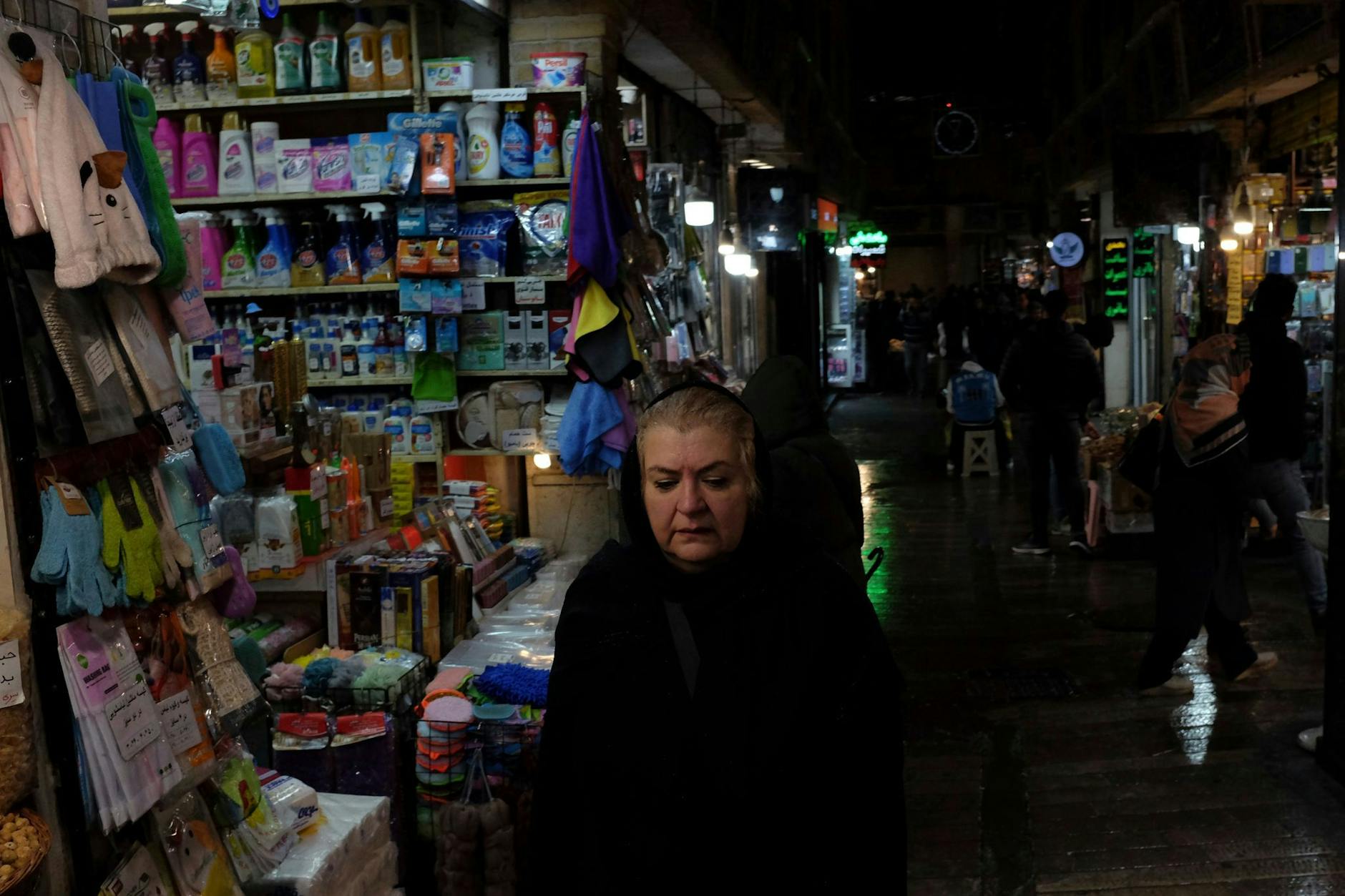 Eine Frau geht am Montag durch den Tajrish-Basar in Teheran.