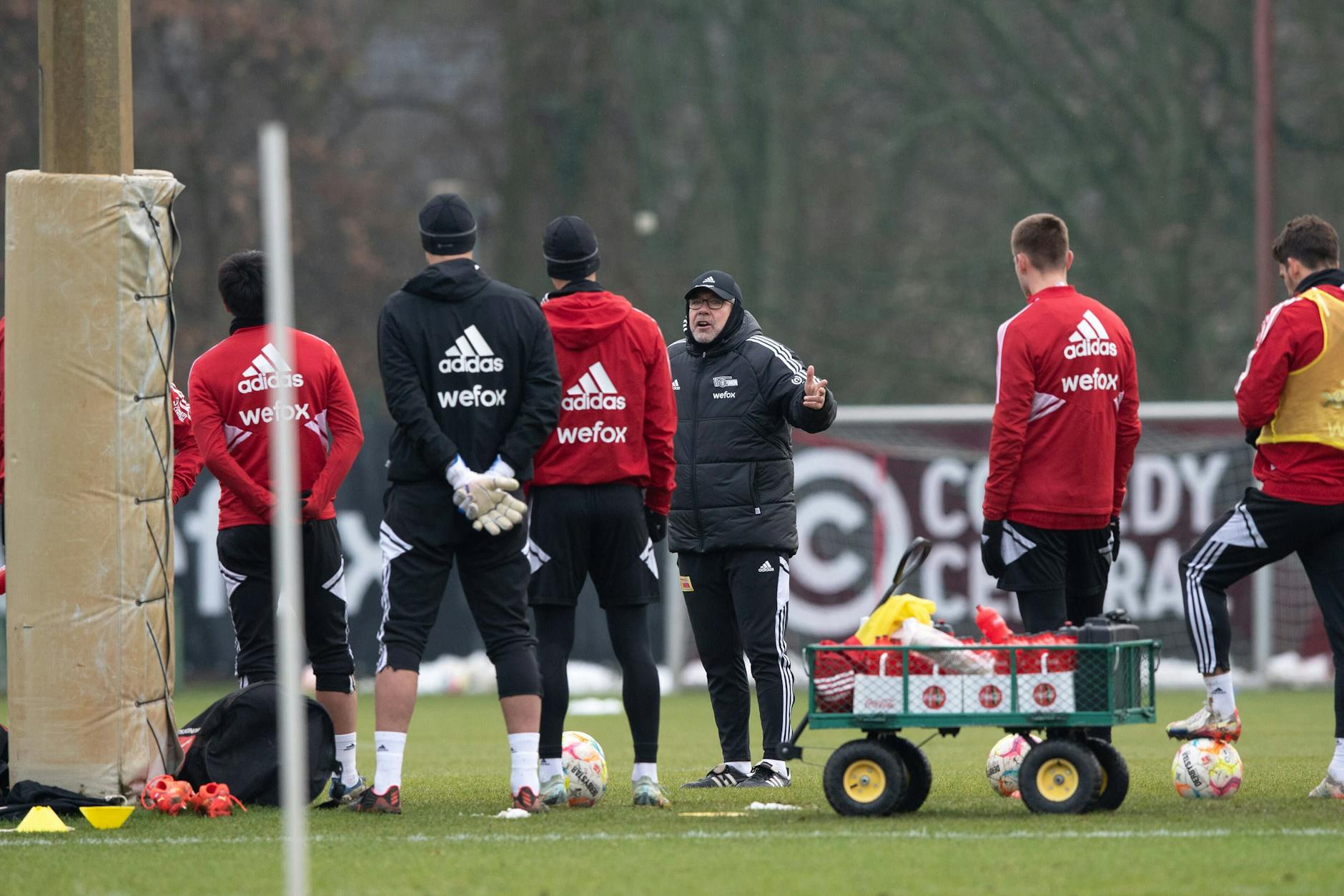 Urs Fischer (3.v.r.) und sein Team wissen noch nicht, ob ein drittes Testspiel stattfinden wird.