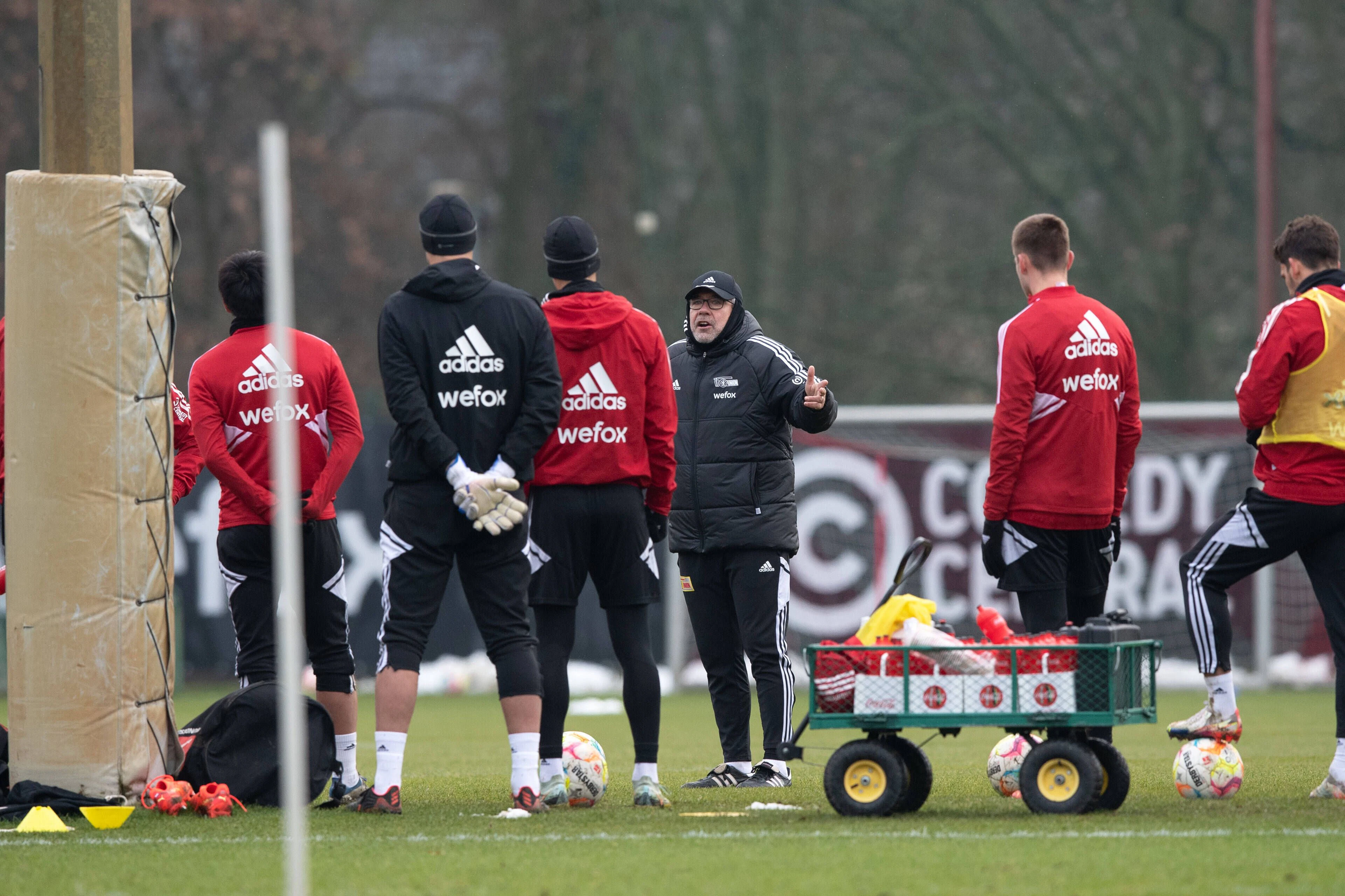 Urs Fischer (3.v.r.) und sein Team wissen noch nicht, ob ein drittes Testspiel stattfinden wird.