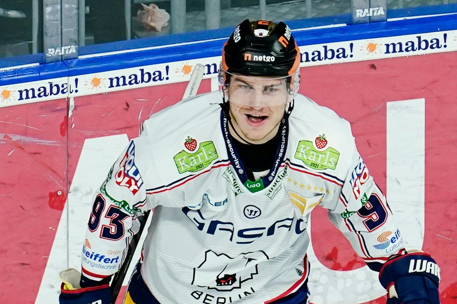 Selten geworden: Eisbär Leo Pföderl ist fröhlich auf dem Eis.