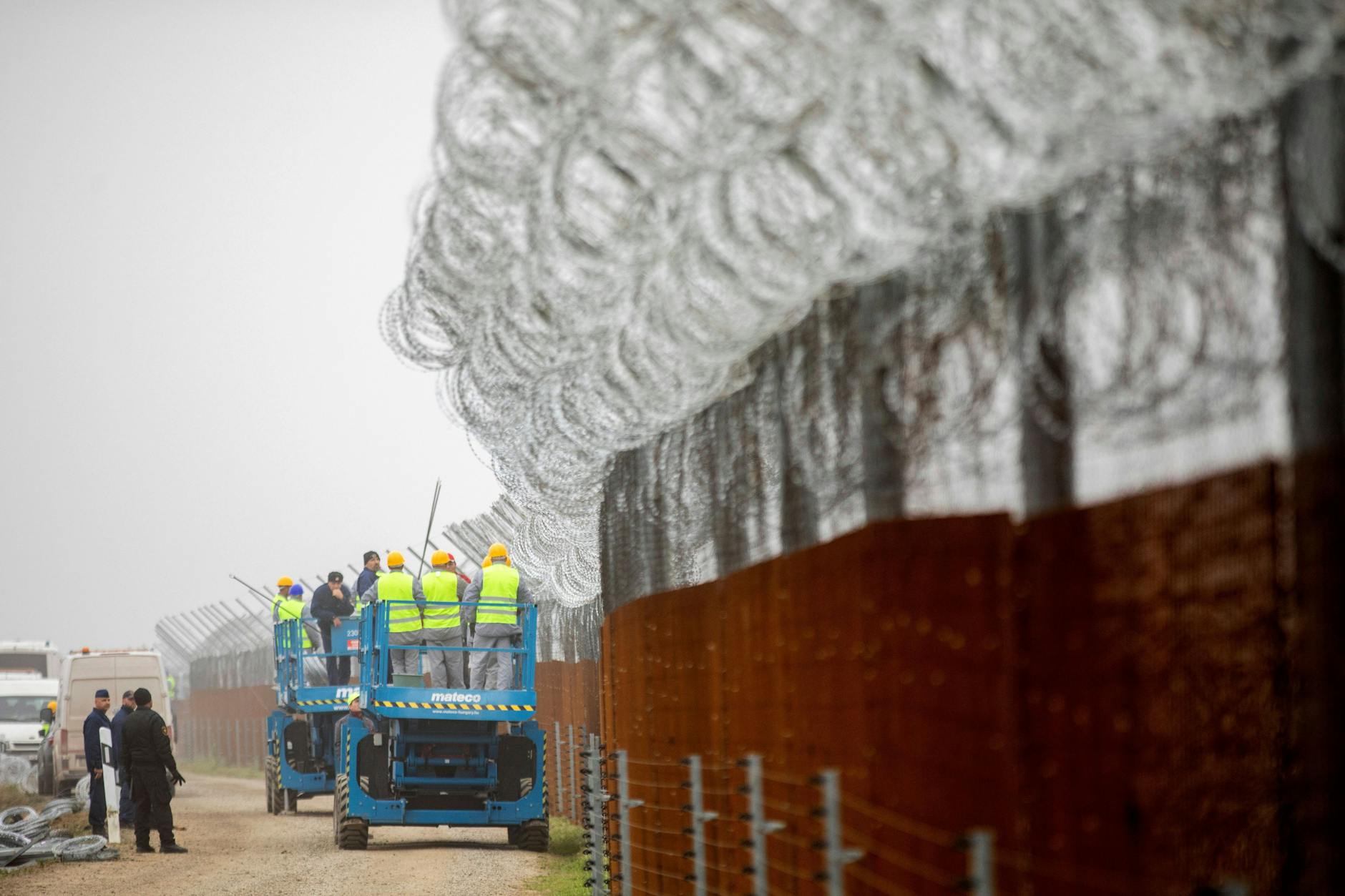 An der ungarisch-serbischen Grenze sollen Geflüchtete durch einen vier Meter hohen Stacheldrahtzaun am Übertritt in die EU gehindert werden.