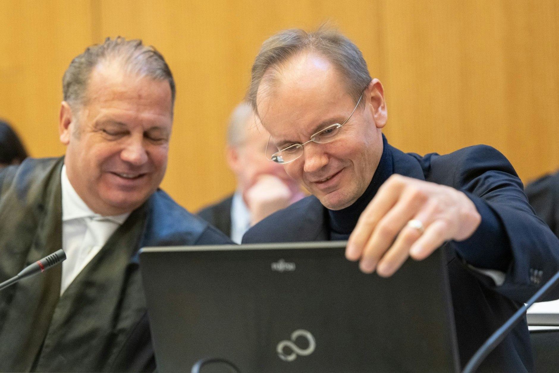 Der frühere Wirecard-Vorstandschef Markus Braun (rechts) sitzt beim Prozessauftakt neben seinem Anwalt Alfred Dierlamm auf der Anklagebank im Gerichtssaal.