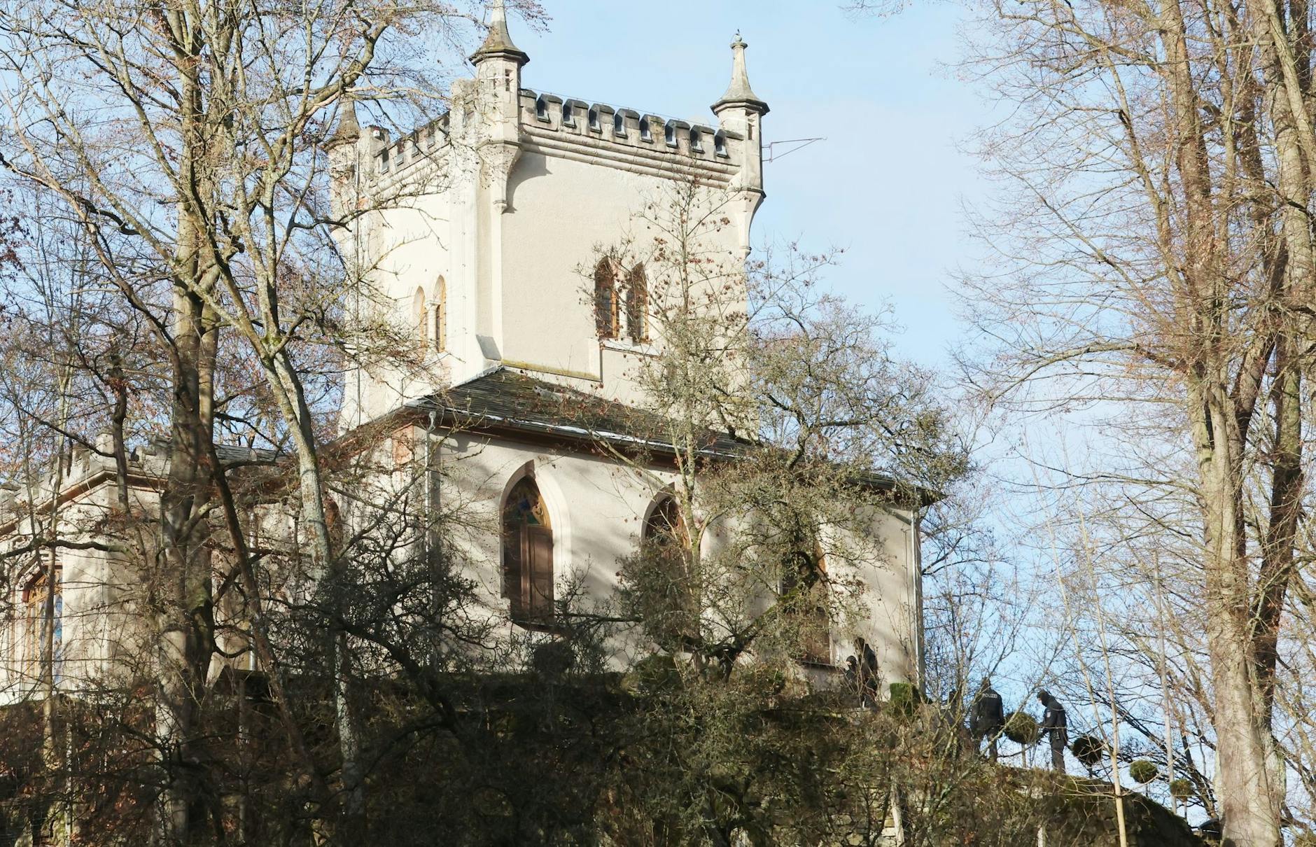 Einsatzkräfte der Polizei stehen am Jagdschloss Waidmannsheil. Die Bundesanwaltschaft hat mehrere Menschen aus der sogenannten Reichsbürgerszene im Zuge einer Razzia festnehmen lassen.