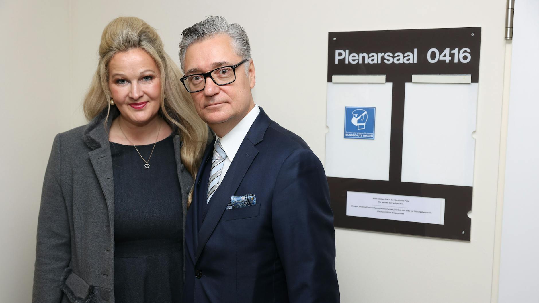 Felix und Nina Adlon kommen ins Verwaltungsgericht Berlin. 