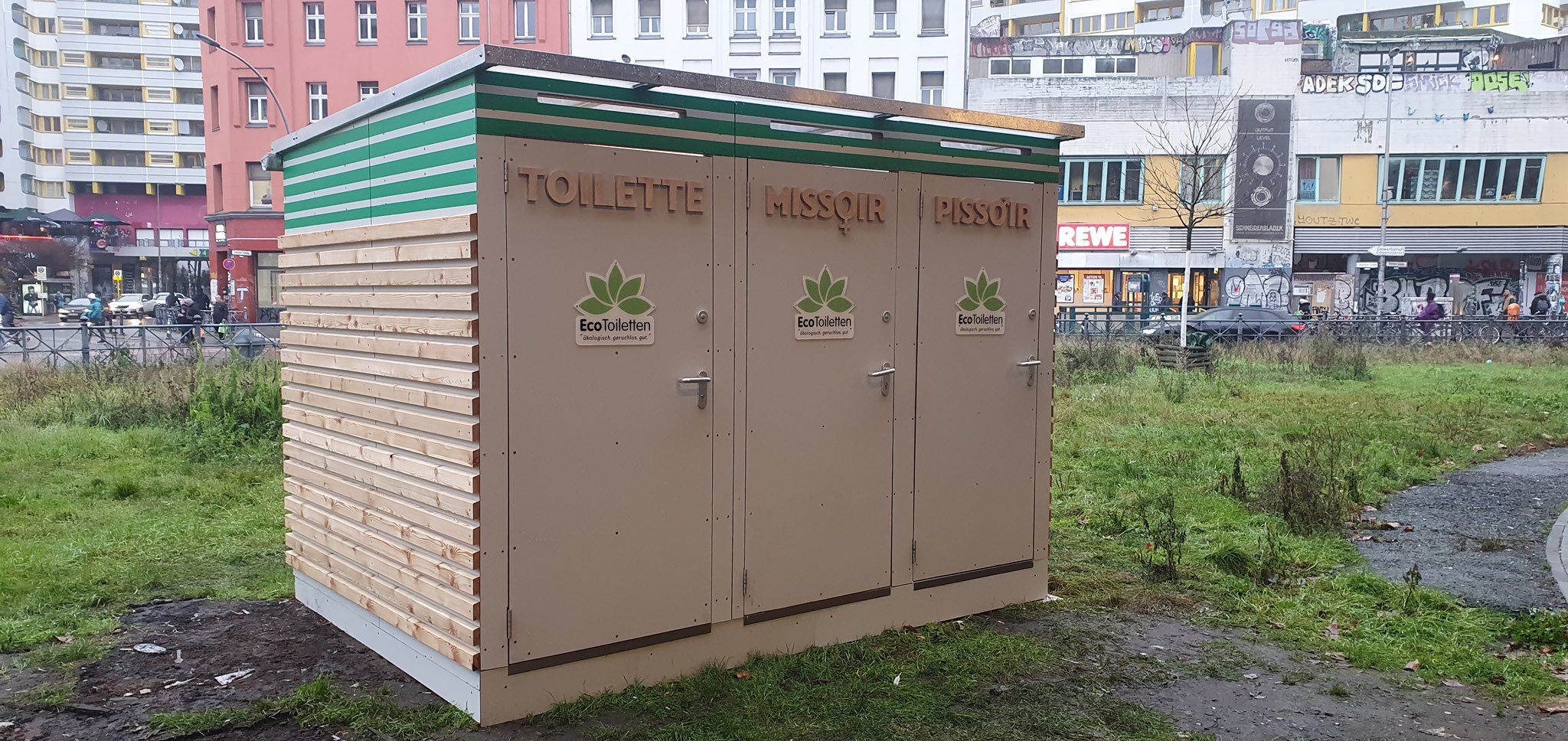 „Bääm da ist das Ding“: So spottet das Netz über die Kreuzberger Toiletten am Kotti „mit Missoir und Pissoir“