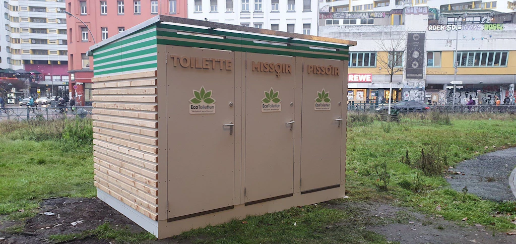 „Bääm da ist das Ding“: So spottet das Netz über die Kreuzberger Toiletten am Kotti „mit Missoir und Pissoir“