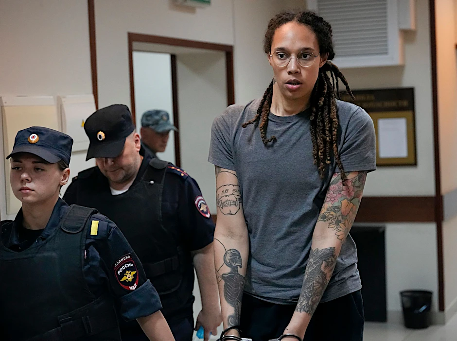 ARCHIV - US-Basketballerin Brittney Griner wird nach einer Anhörung in Chimki vor den Toren Moskaus aus dem Gerichtssaal eskortiert.