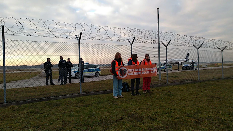 Klimaaktivisten der „Letzten Generation“ am Münchner Flughafen.