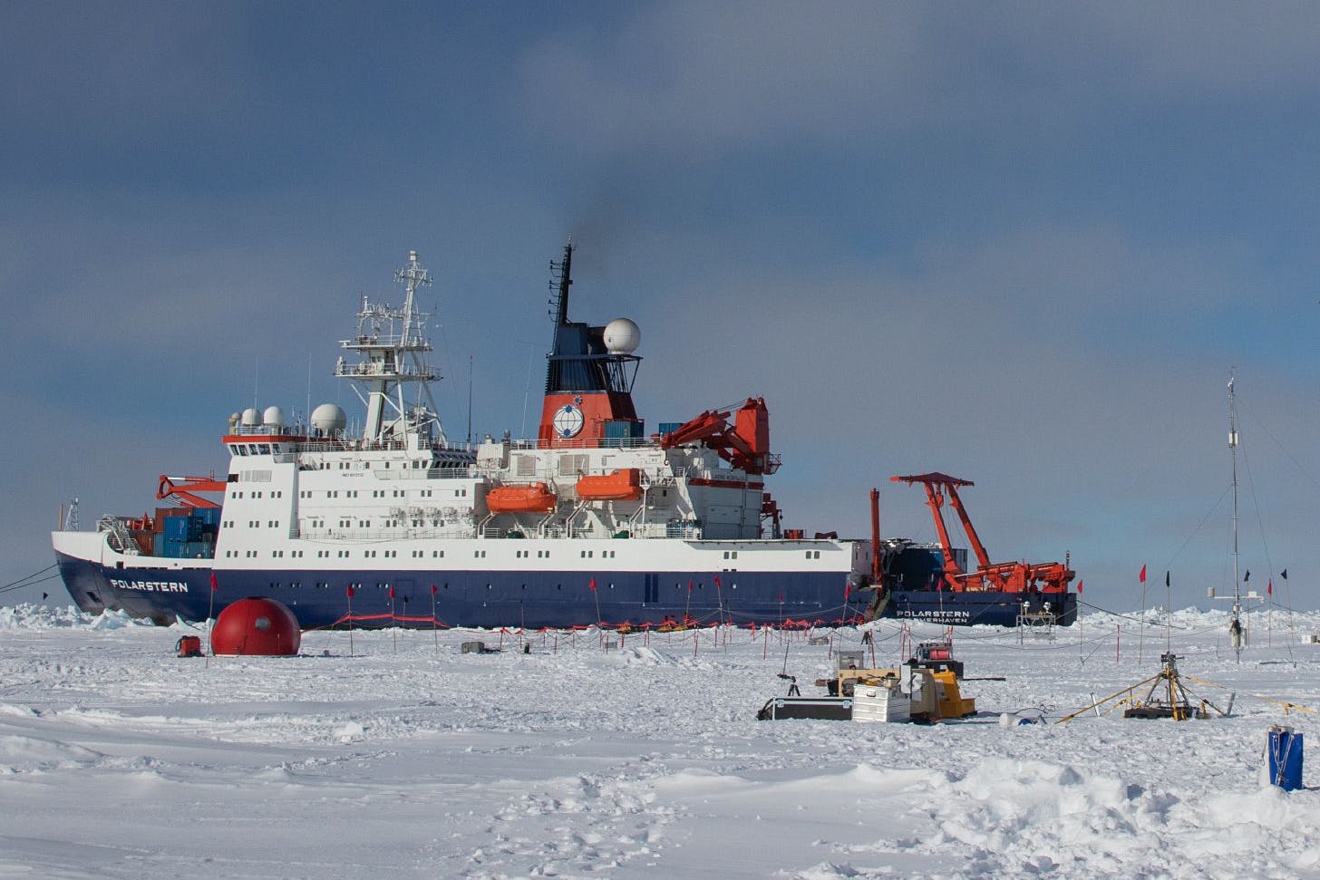 Das Forschungsschiff „Polarstern“ liegt im Juni 2017 bei einer seiner Expeditionen im arktischen Meereis.