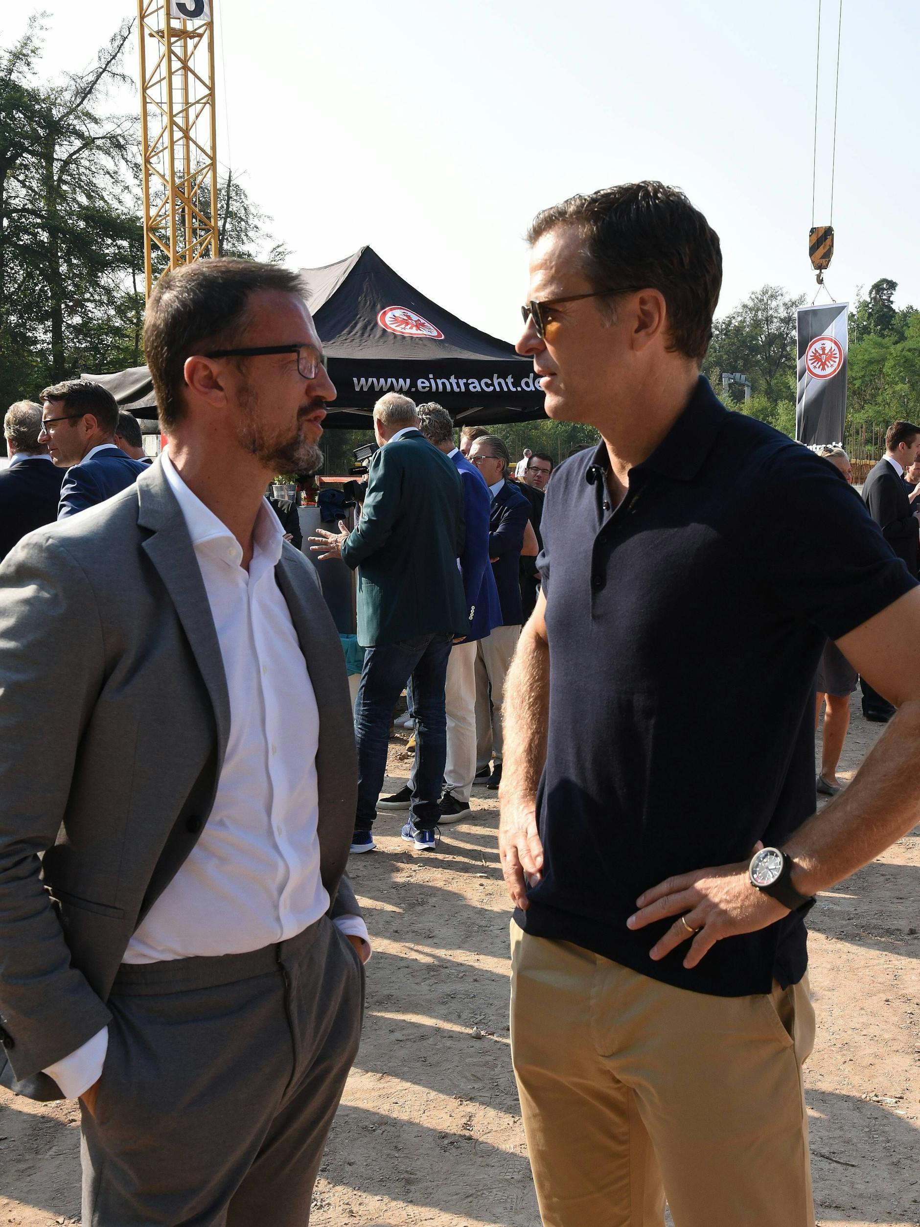 Nachfolger und Vorgänger? Fredi Bobic 2019 beim Plausch mit Oliver Bierhoff. 