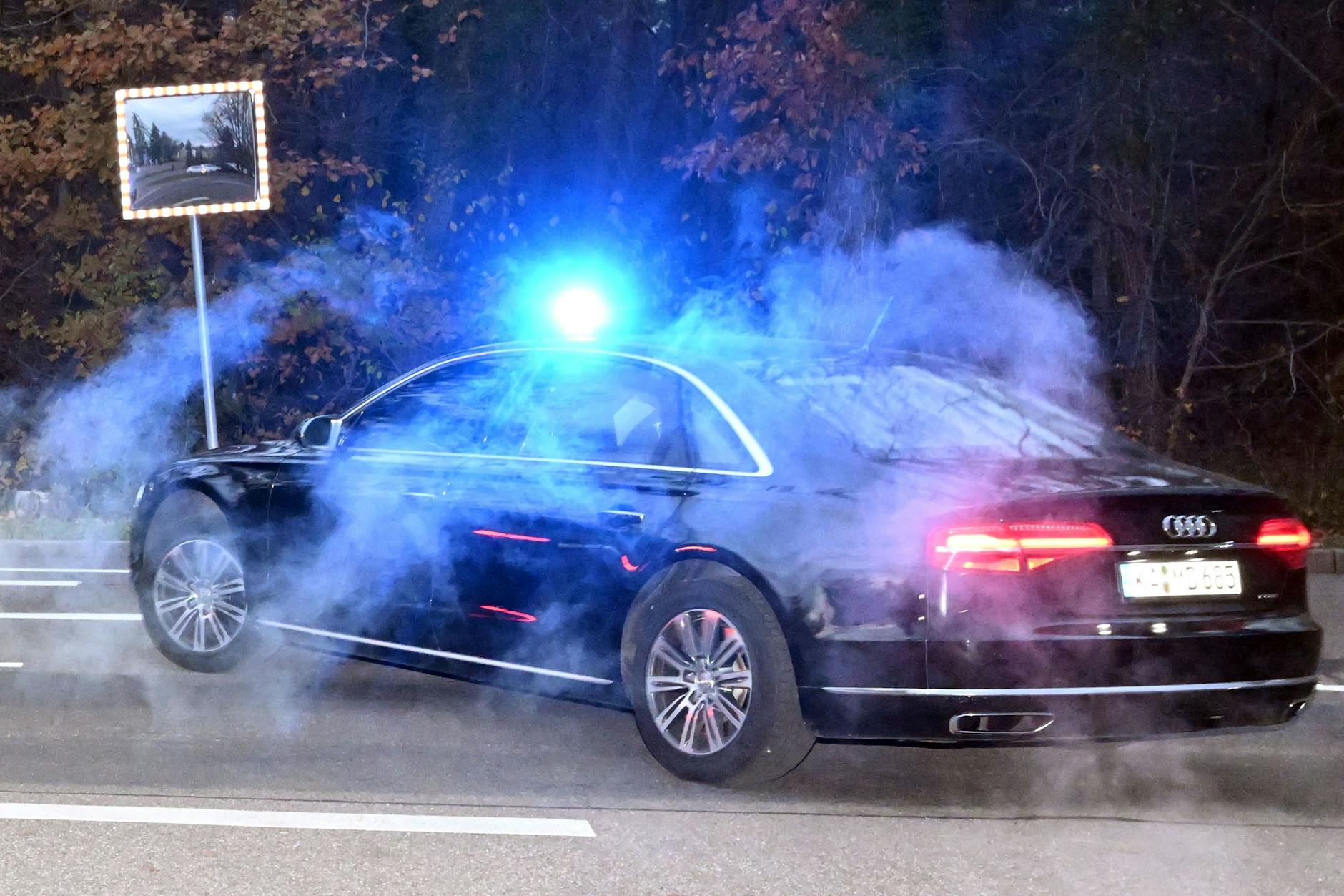 Viel Getöse um wenig Putsch: Ein ziviles Polizeifahrzeug fährt aus der Außenstelle des Bundesgerichtshofs während einer Razzia in der Reichsbürgerszene.