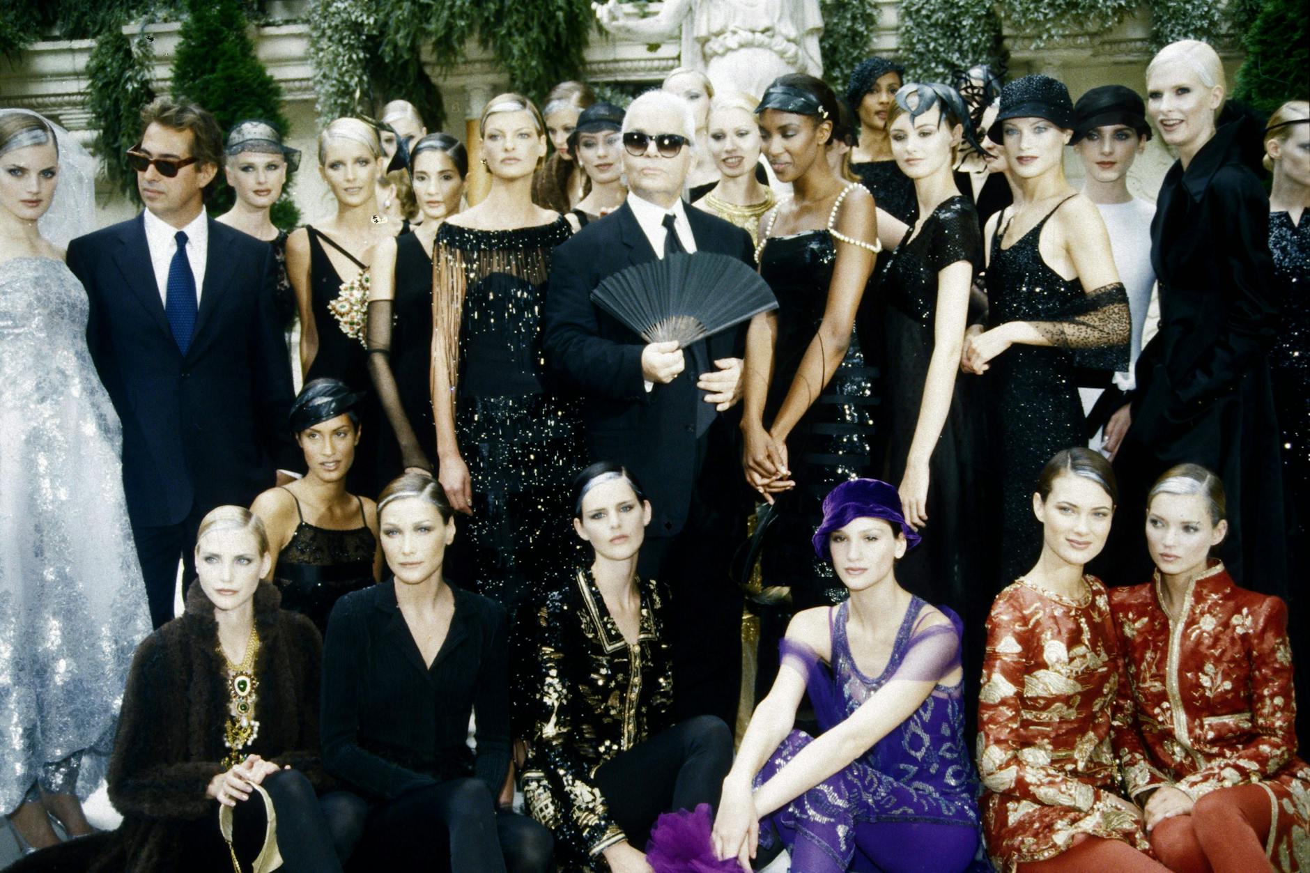 Karl Lagerfeld umringt von Supermodels in 1996er-Looks von Chanel. Unten ganz rechts Kate Moss im kostbar bestickten blutroten Mantel, der jetzt für 230.000 Euro bei Christie's unter den Hammer kam.