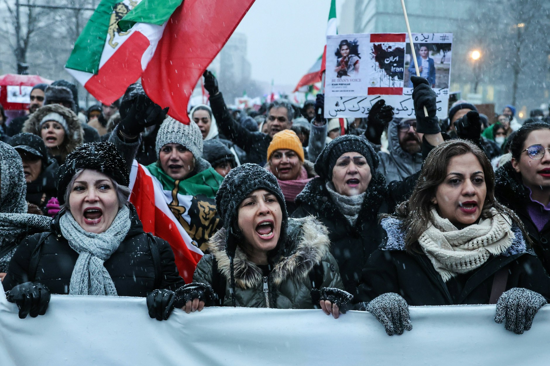 Demonstrantinnen in Berlin bei einem früheren Protestmarsch zur Unterstützung der Menschen im Iran.
