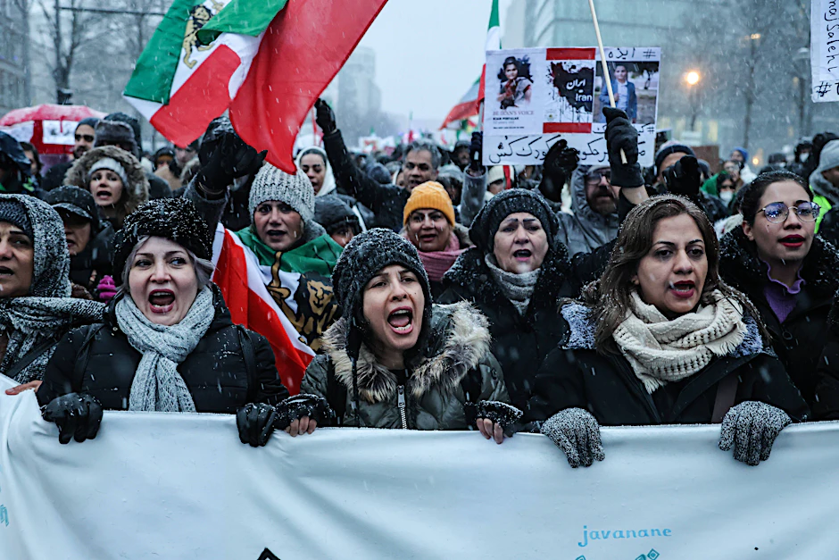 Demonstrantinnen in Berlin bei einem früheren Protestmarsch zur Unterstützung der Menschen im Iran.