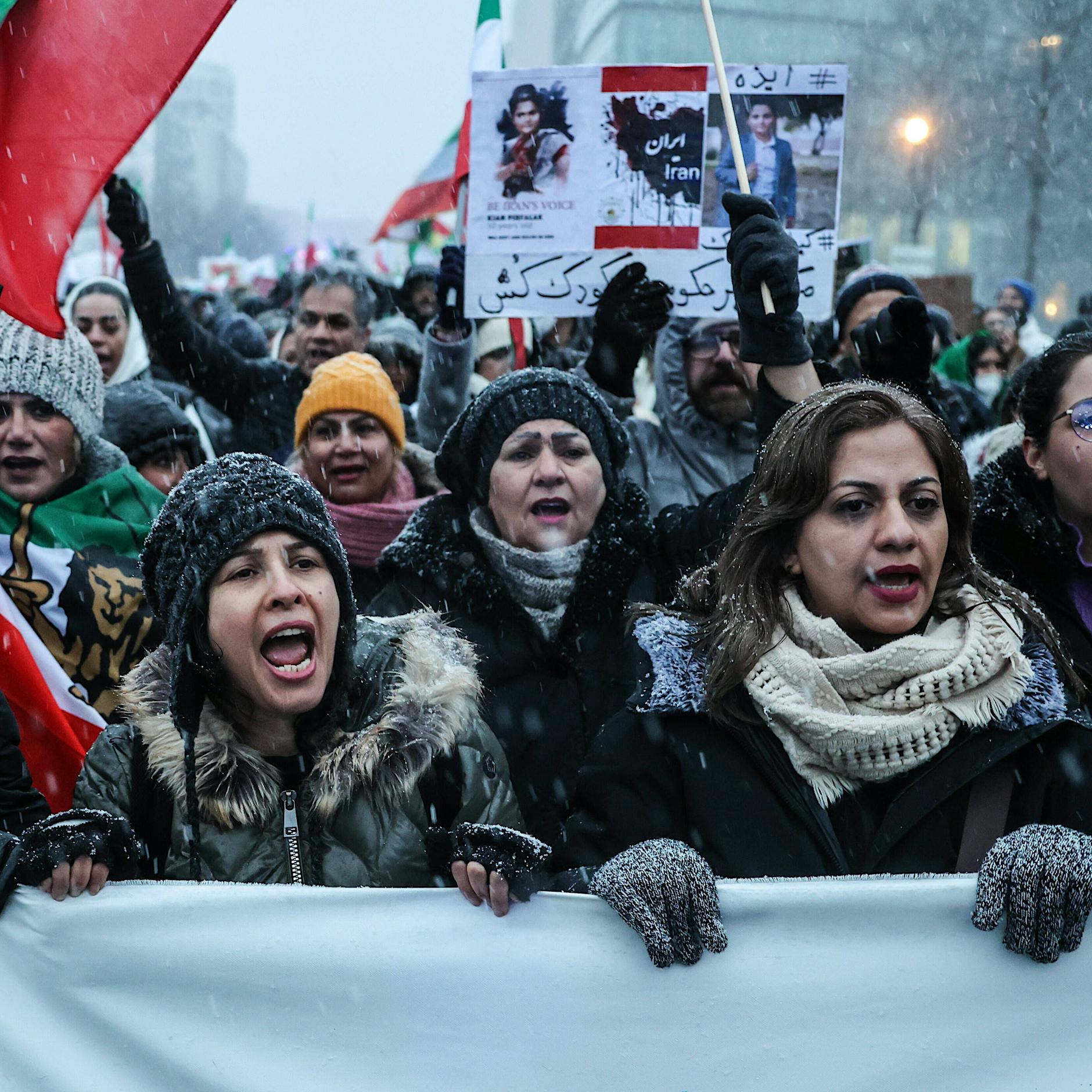 Hinrichtung im Iran: Demonstranten blockieren iranische Botschaft in Berlin