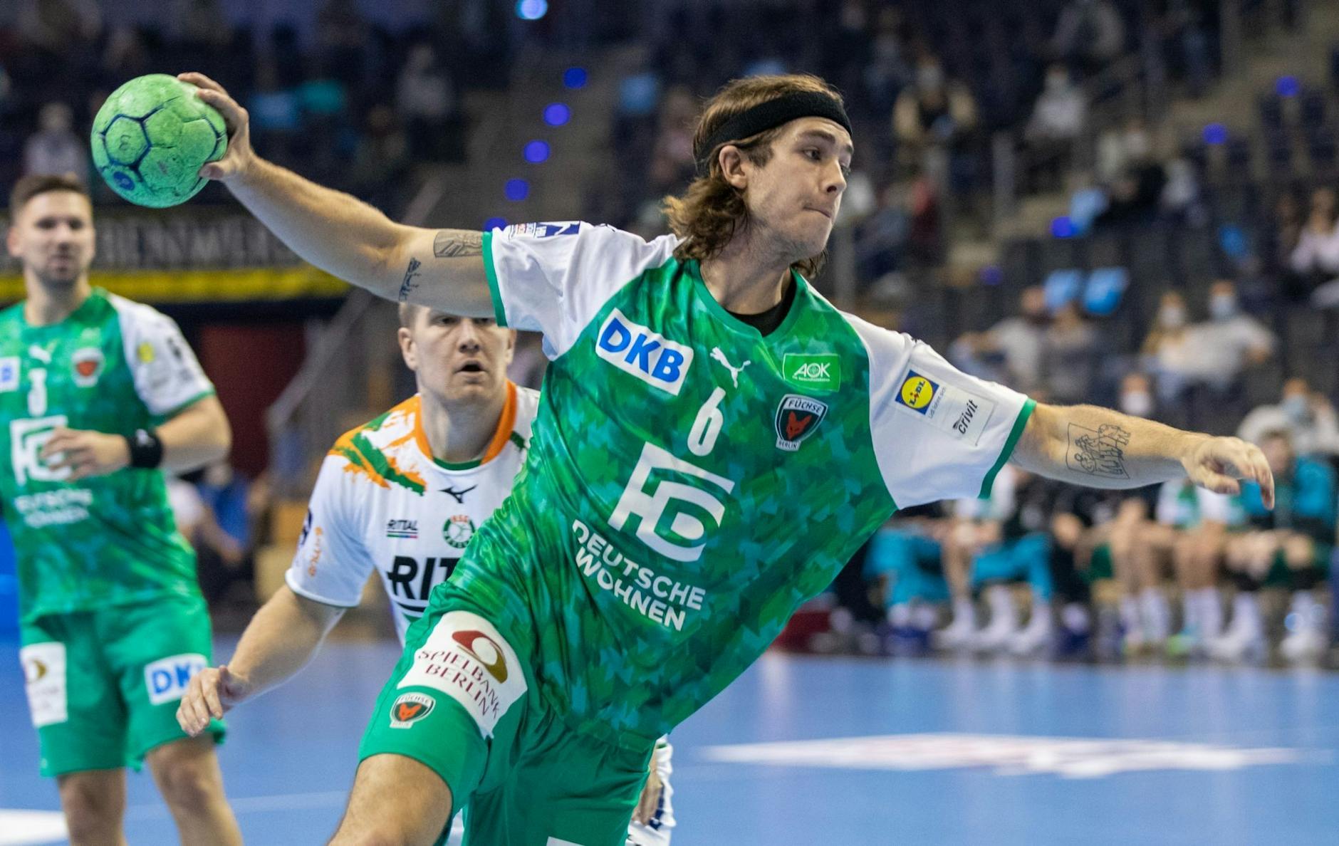 ARCHIV - Berlins Jacob Tandrup Holm wirft den Ball auf das Tor.