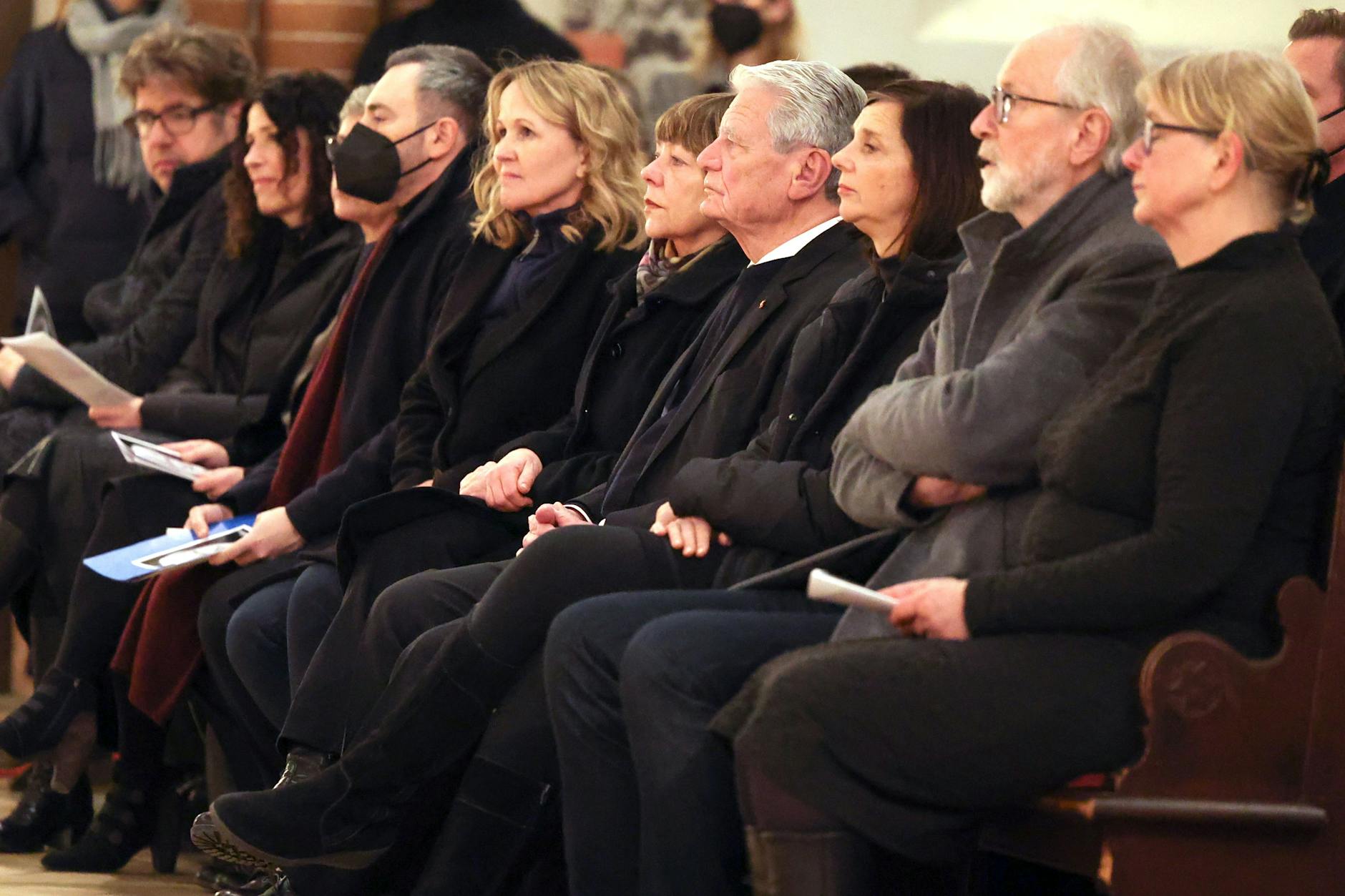 Michael Kellner, Bettina Jarrasch, Britta Haßelmann, Sergey Lagodinsky, Steffi Lemke, Daniela Schadt, Joachim Gauck, Katrin Göring-Eckardt, Martin Böttger und Marianne Birthler (v.l.n.r.) bei der Trauerfeier in der Gethsemanekirche. 