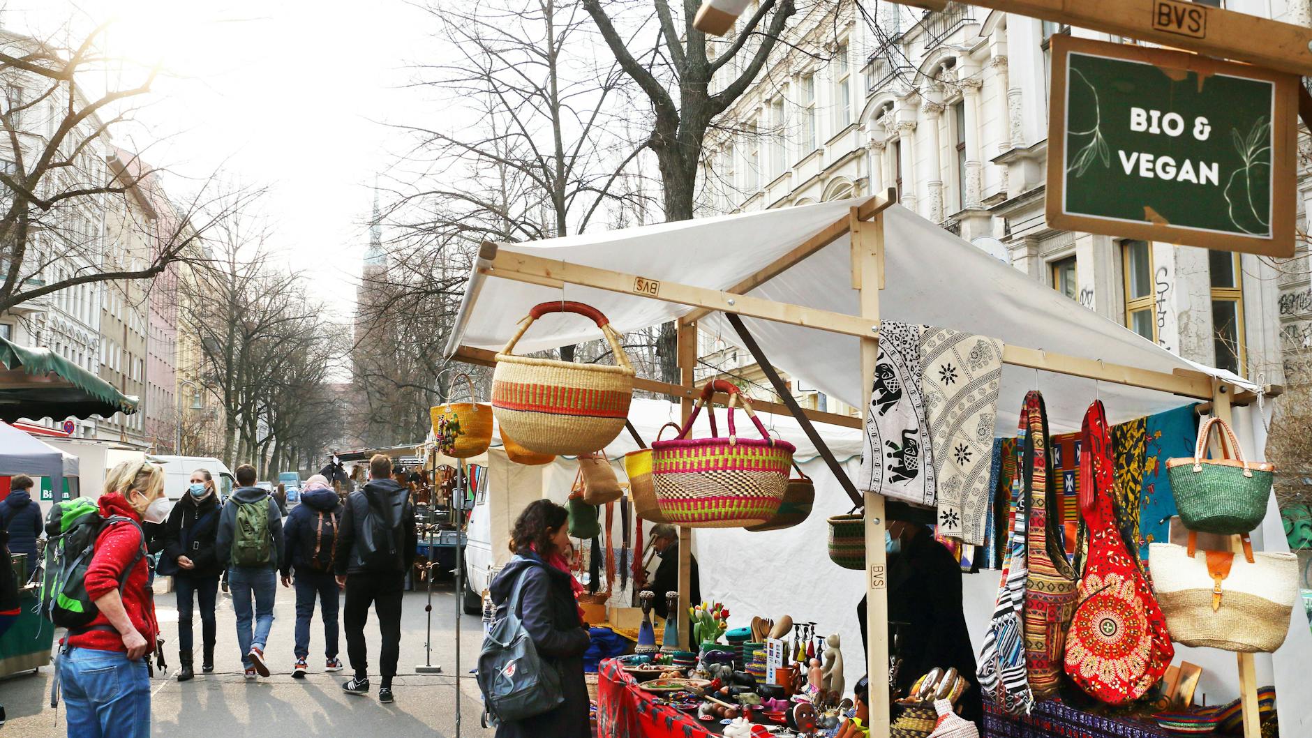 Wohnen im Prenzlauer Berg. Der Ökomarkt am Kollwitzplatz ist für die Berliner dieser Gegend stets einen Besuch mit Einkauf wert.