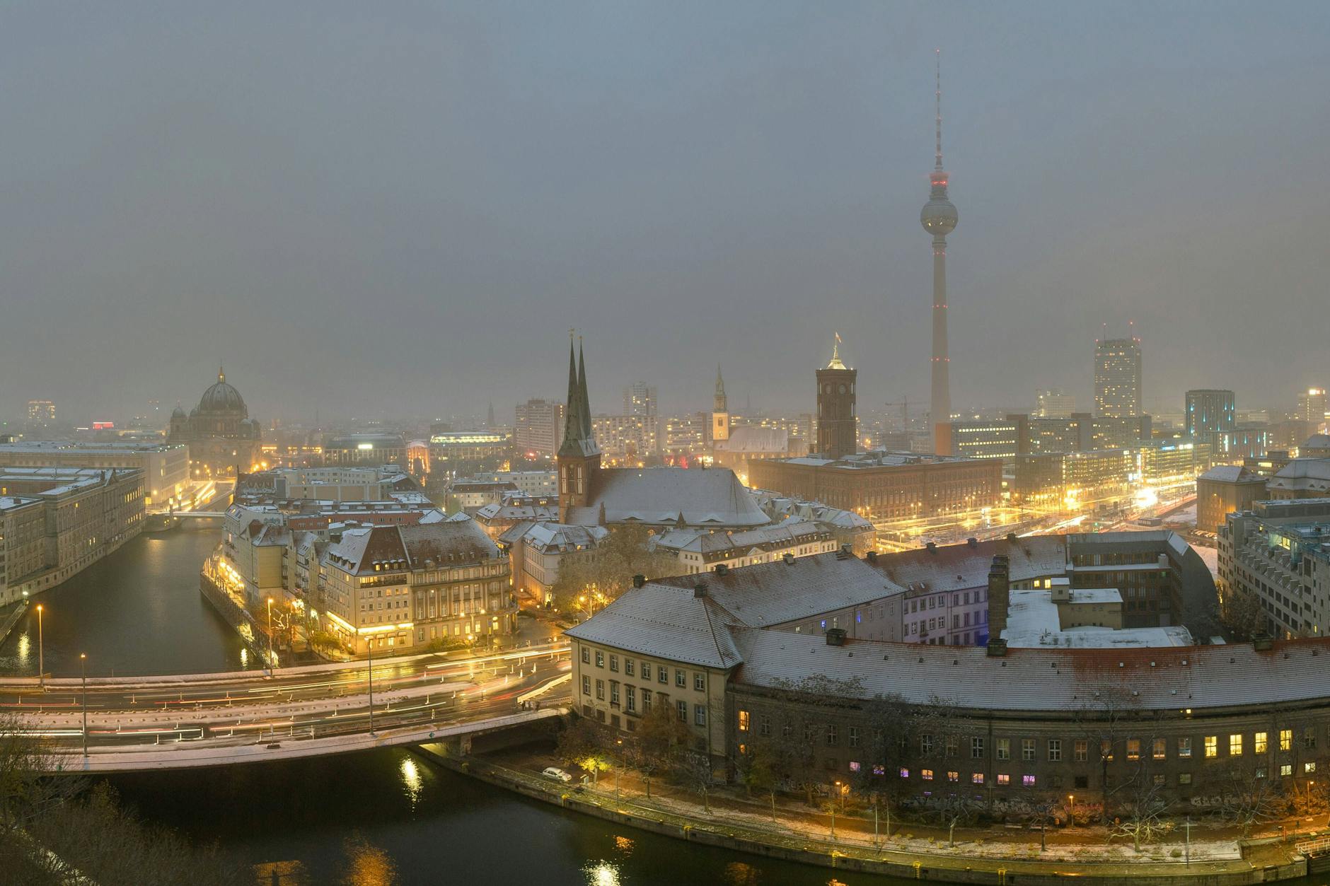 Winterliches Panorama von Berlins Innenstadt zur Dämmerung. Weltstadt mit großem Flair.