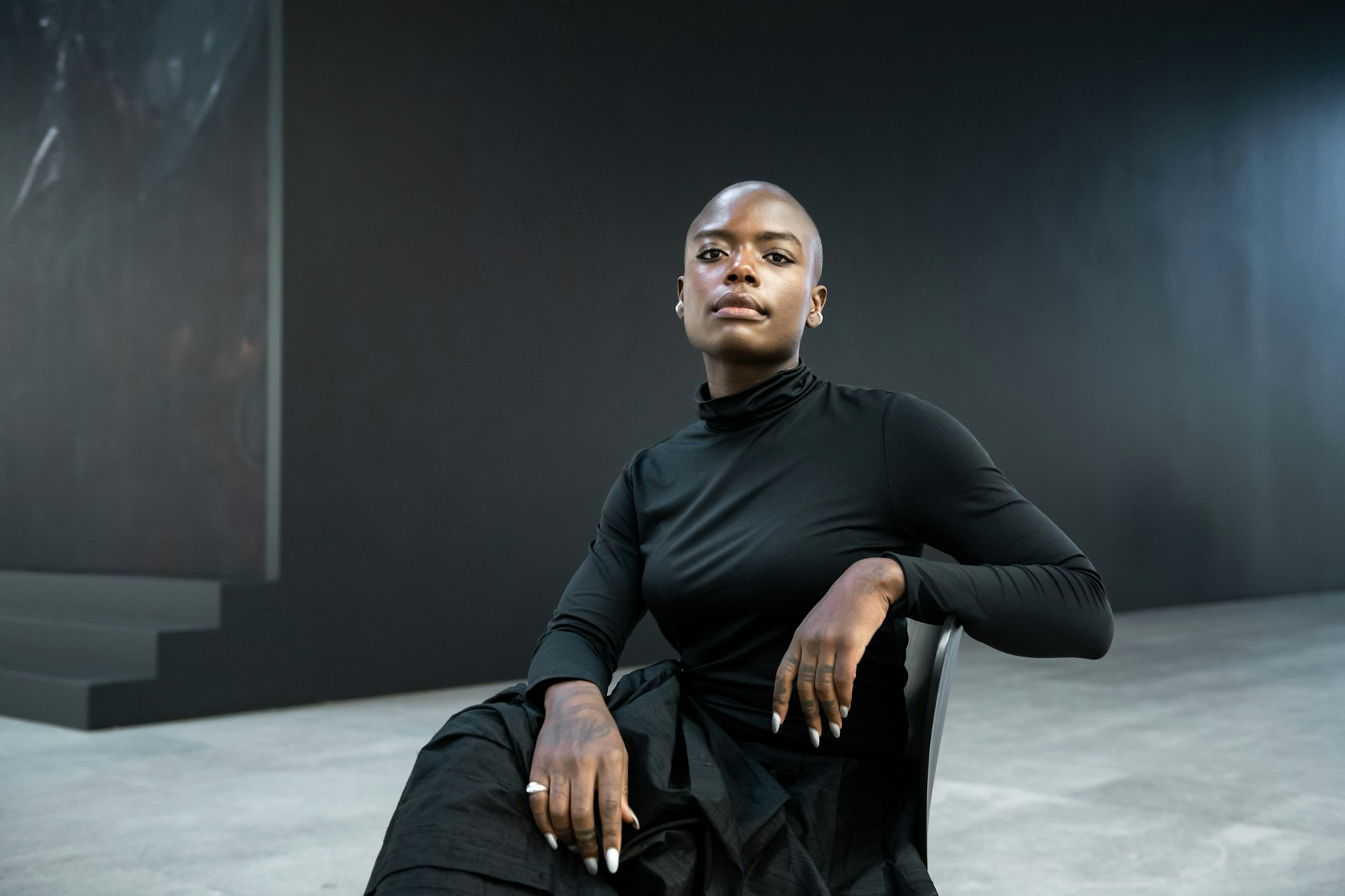 Sandra Mujinga vor ihrem schwarzen Monolithen im Museum Hamburger Bahnhof