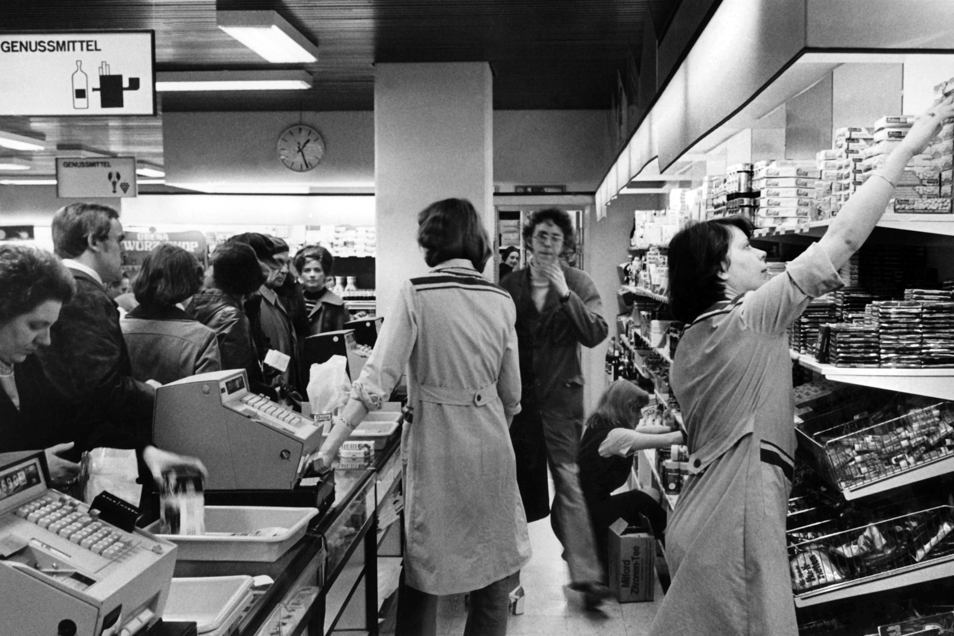 Der Laden brummt: November 1977 in einer Intershop-Filiale im Ost-Berliner Luxushotel Metropol.