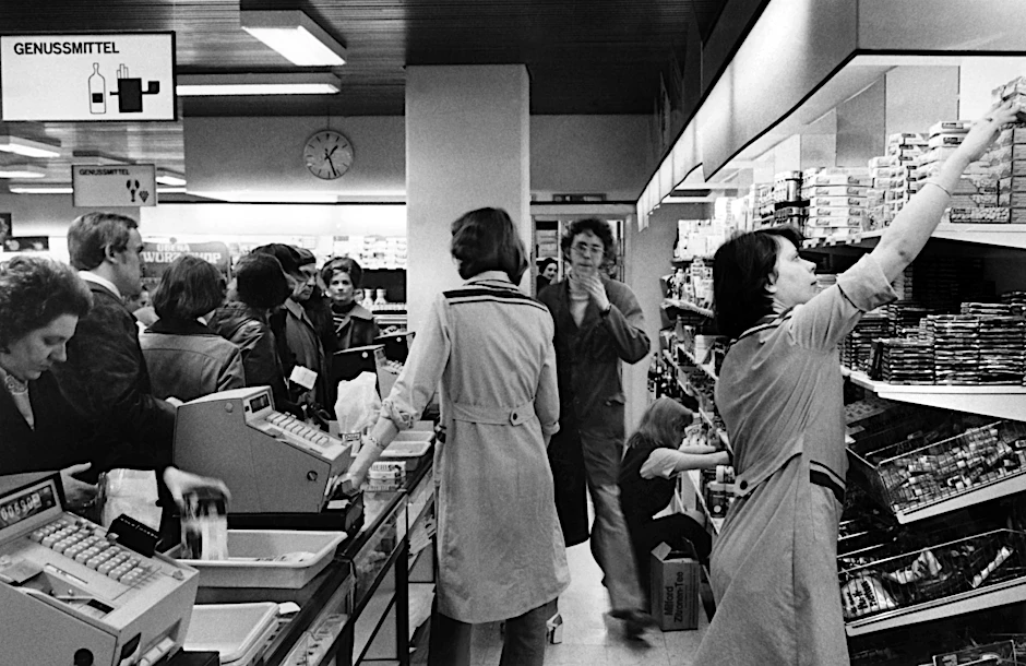 Der Laden brummt: November 1977 in einer Intershop-Filiale im Ost-Berliner Luxushotel Metropol.