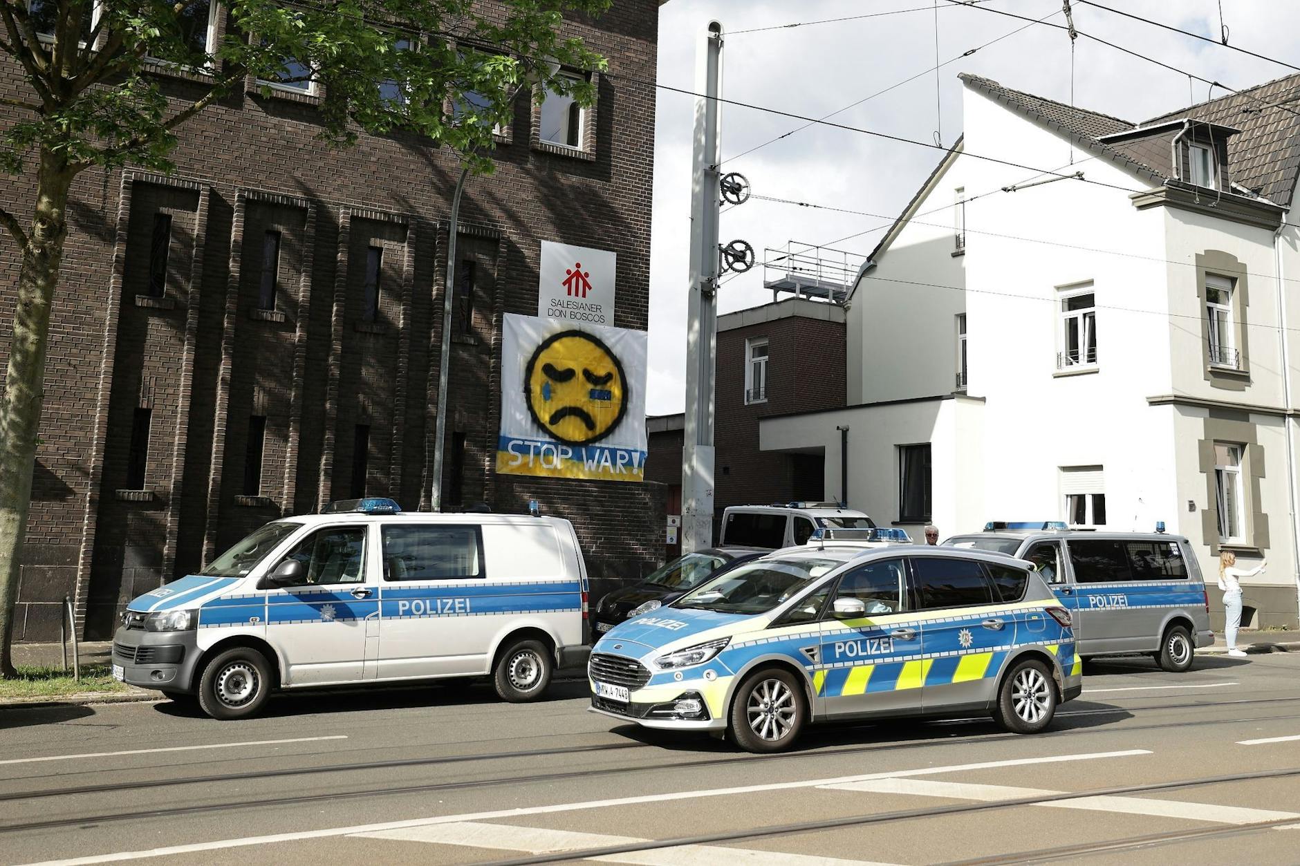 ARCHIV - Polizeifahrzeuge vor dem Don-Bosco-Gymnasium. Hier wollte der 16-jährige deutschen Schüler ein «Massaker» anrichten (Archivbild).
