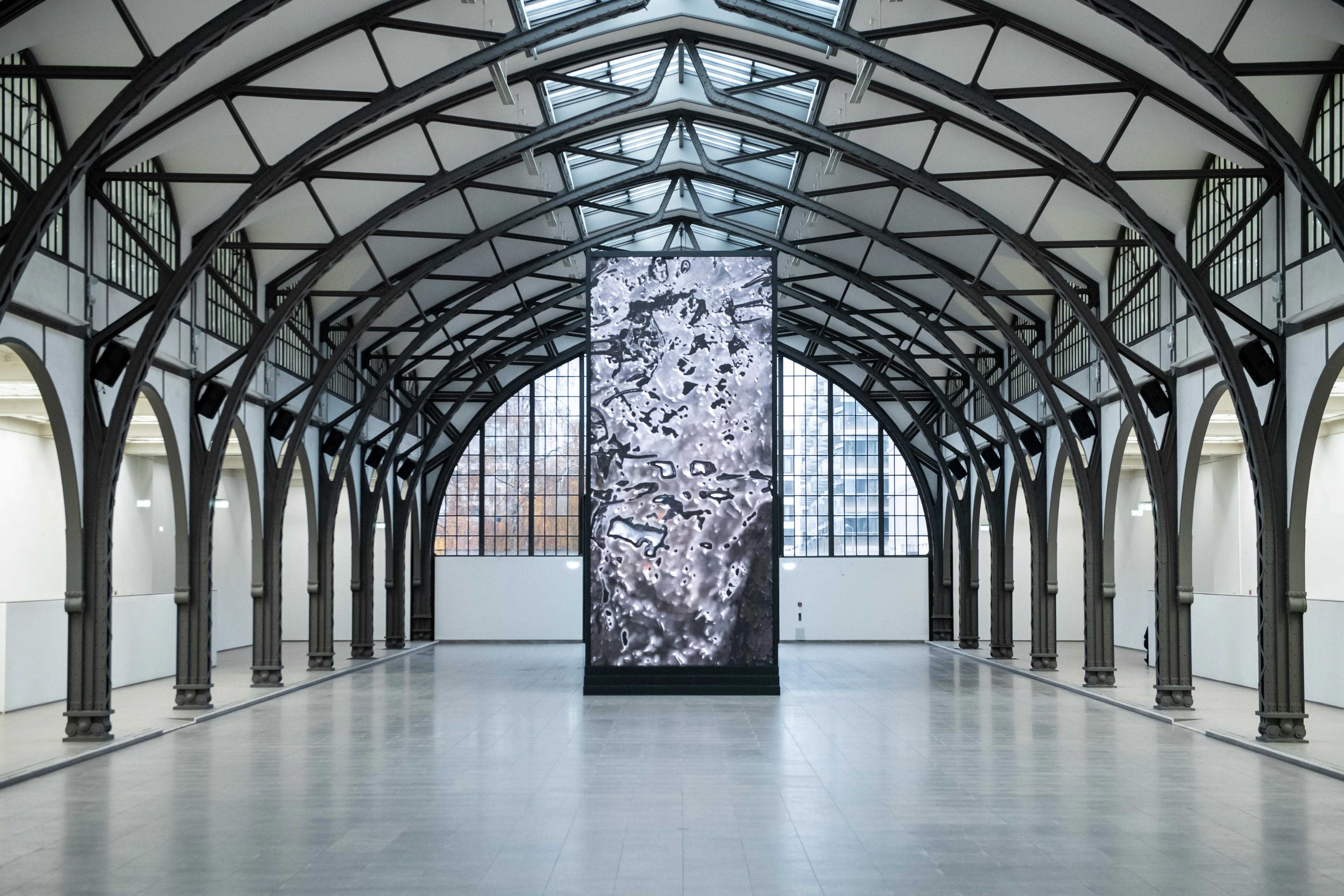 In der historischen Halle des Museums Hamburger Bahnhof: Mujingas fiktive Haut des Elefanten gleicht hier einem aus Blei gegossenen Kontinent.