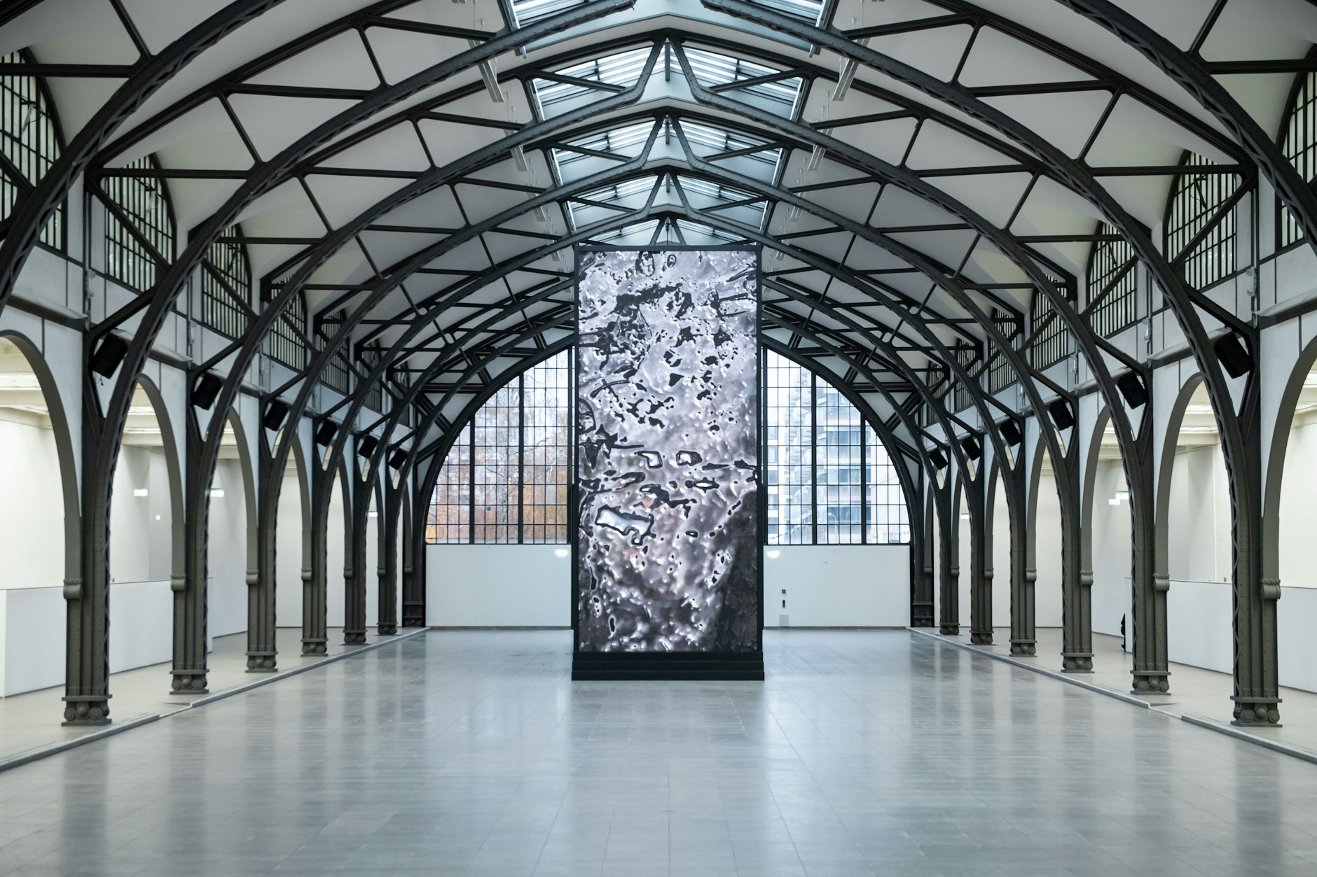 In der historischen Halle des Museums Hamburger Bahnhof: Mujingas fiktive Haut des Elefanten gleicht hier einem aus Blei gegossenen Kontinent.
