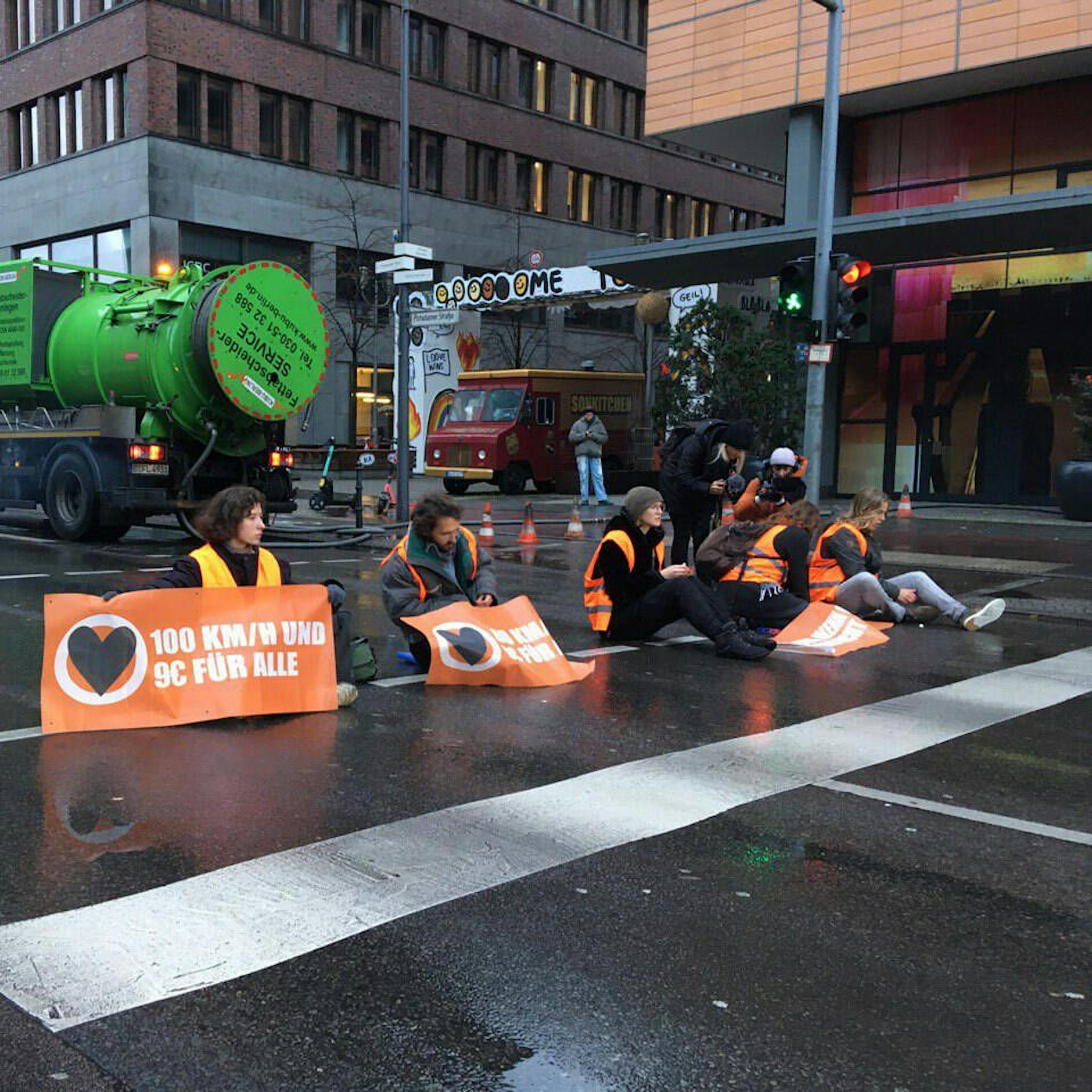 Mit VIDEO! Letzte Generation: Wütende Autofahrer zerren Klima-Kleber von der Straße