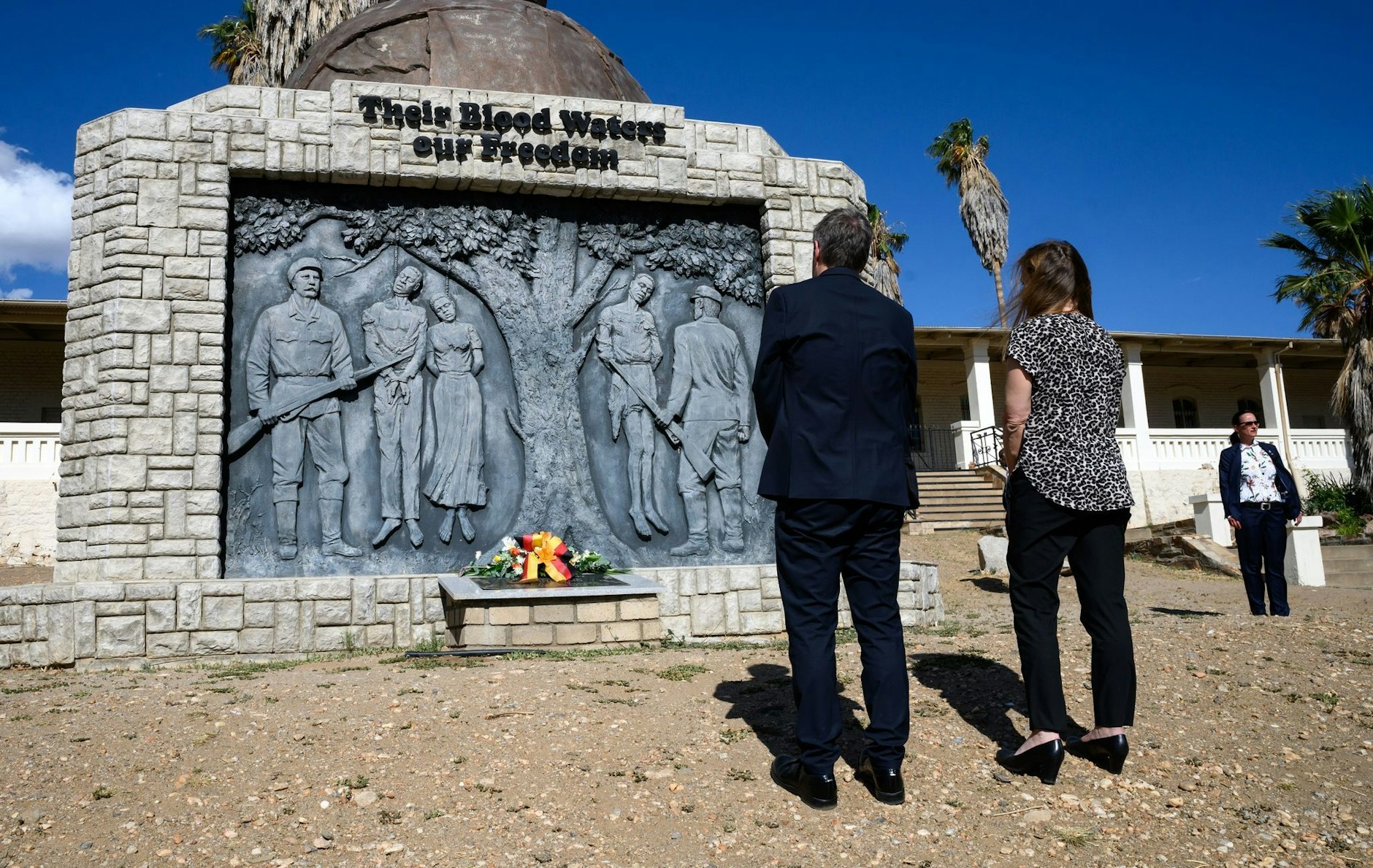 Robert Habeck (Bündnis 90/Die Grünen), Bundesminister für Wirtschaft und Klimaschutz, legt zusammen mit Katja Keul (Bündnis 90/Die Grünen), Staatsministerin im Auswärtigen Amt, am Gedenkmonument «Freiheitskampf» beim namibischen Unabhängigkeits-Museum ein Blumengedeck nieder.  