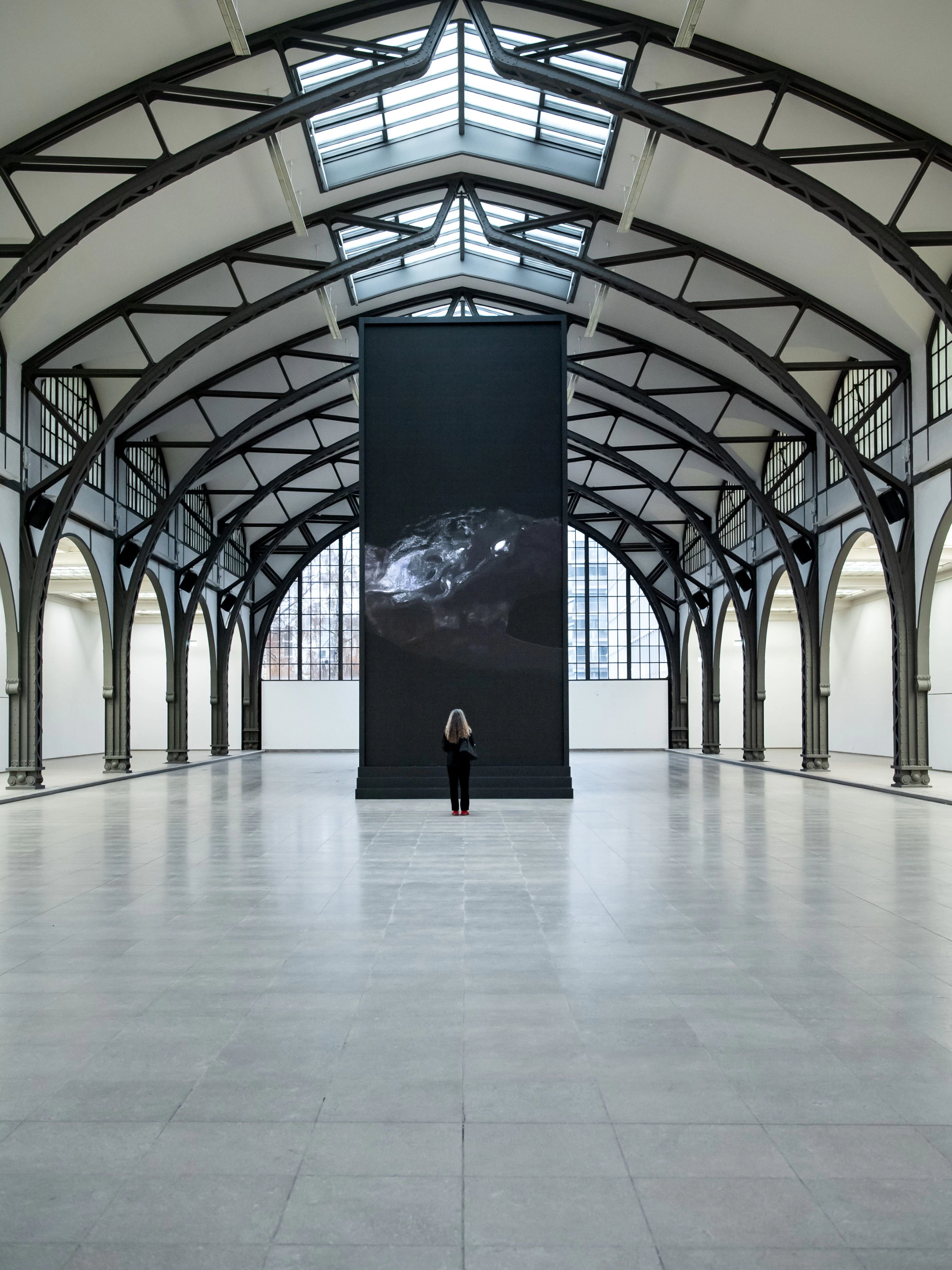 Mystisch, erhaben, meditativ: Sandra Mujingas Videoinstallation „I Build My Skin With Rocks“.
