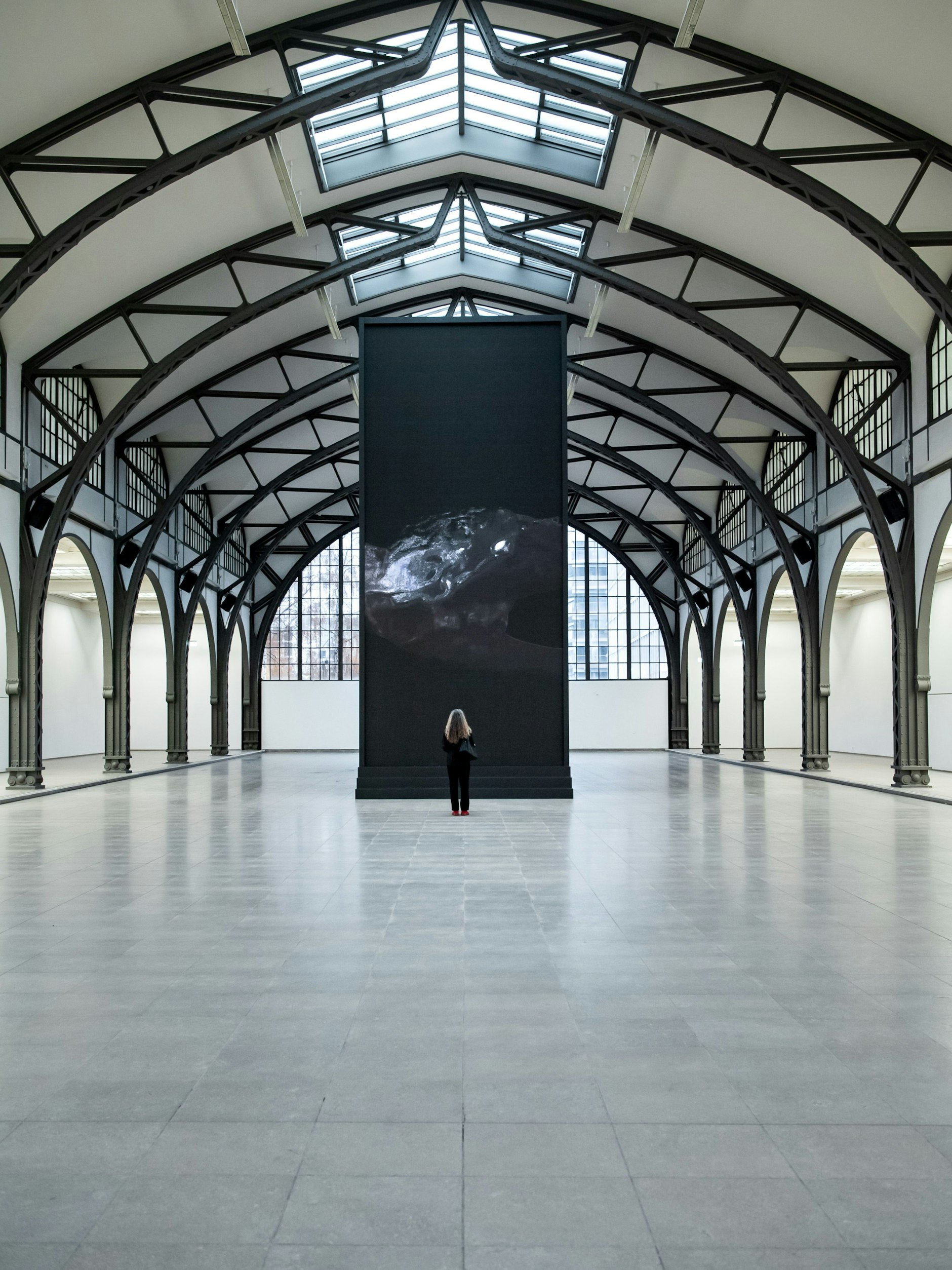 Mystisch, erhaben, meditativ: Sandra Mujingas Videoinstallation „I Build My Skin With Rocks“.