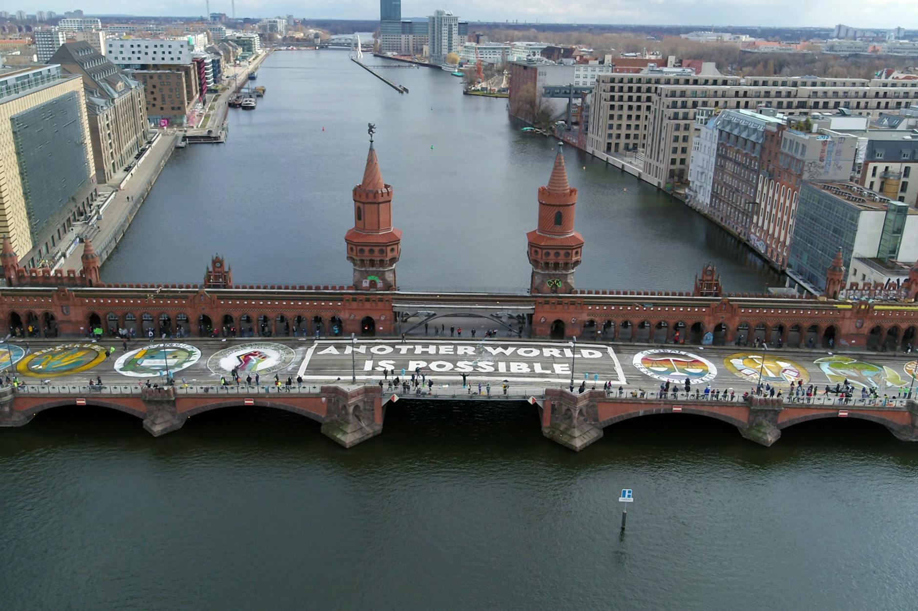 Akktion von Fridays for Future an der Oberbaumbrücke. Die große Mehrheit der Jugendlichen findet das Thema Nachhaltigkeit aber eher nicht so wichtig. 