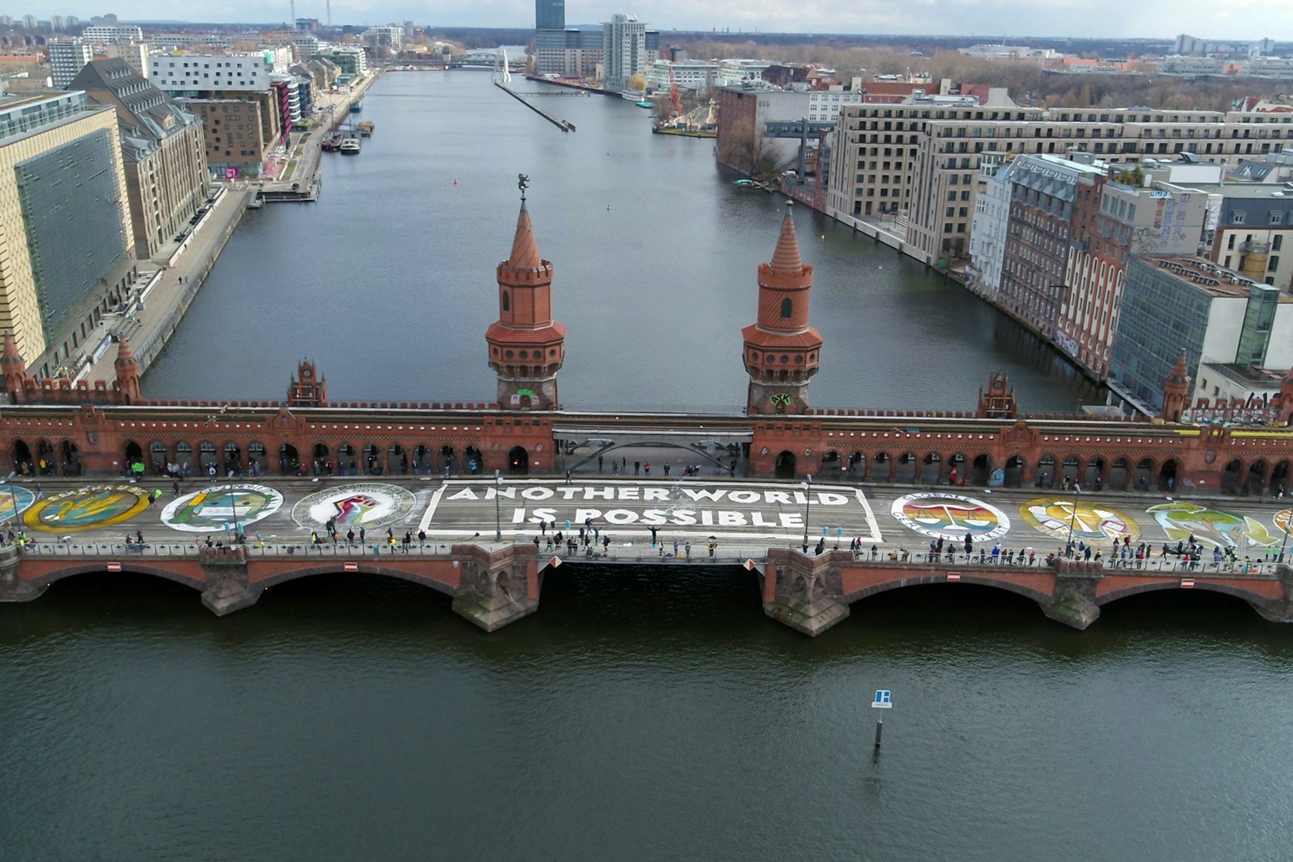 Akktion von Fridays for Future an der Oberbaumbrücke. Die große Mehrheit der Jugendlichen findet das Thema Nachhaltigkeit aber eher nicht so wichtig.&nbsp;
