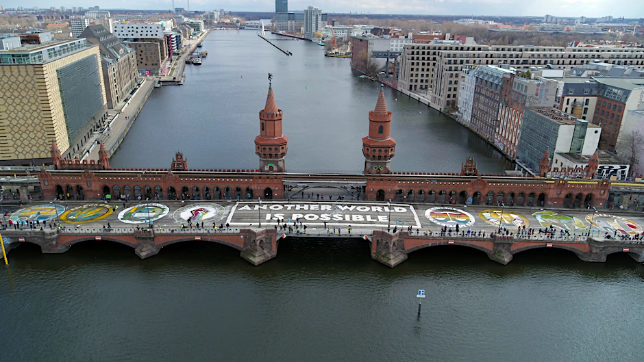 Akktion von Fridays for Future an der Oberbaumbrücke. Die große Mehrheit der Jugendlichen findet das Thema Nachhaltigkeit aber eher nicht so wichtig.&nbsp;