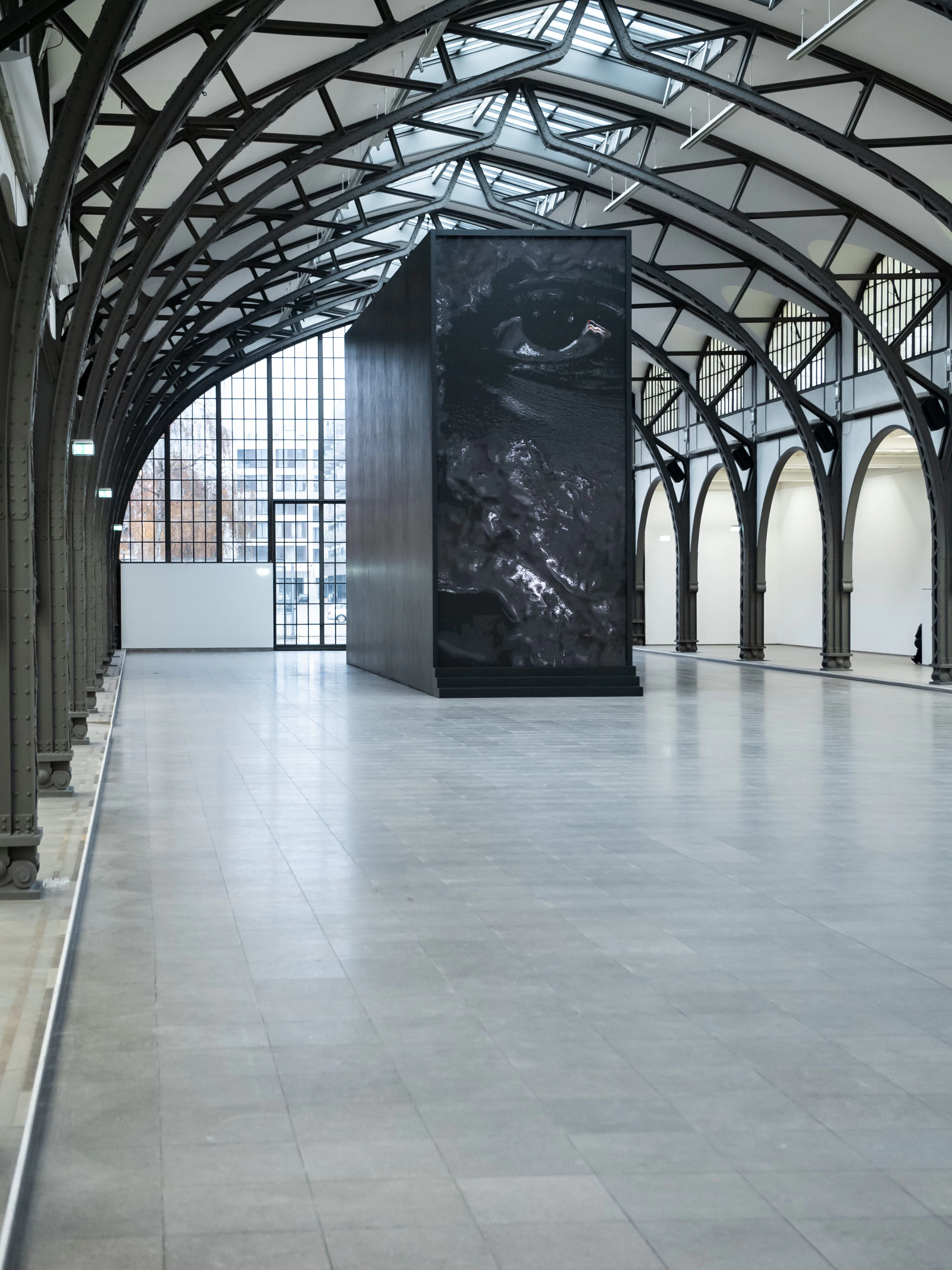 Gerade erscheint im Video&nbsp; auf Mujingas Installation das Auge des Elefanten.&nbsp;Oder eines Elefanten-Menschen?