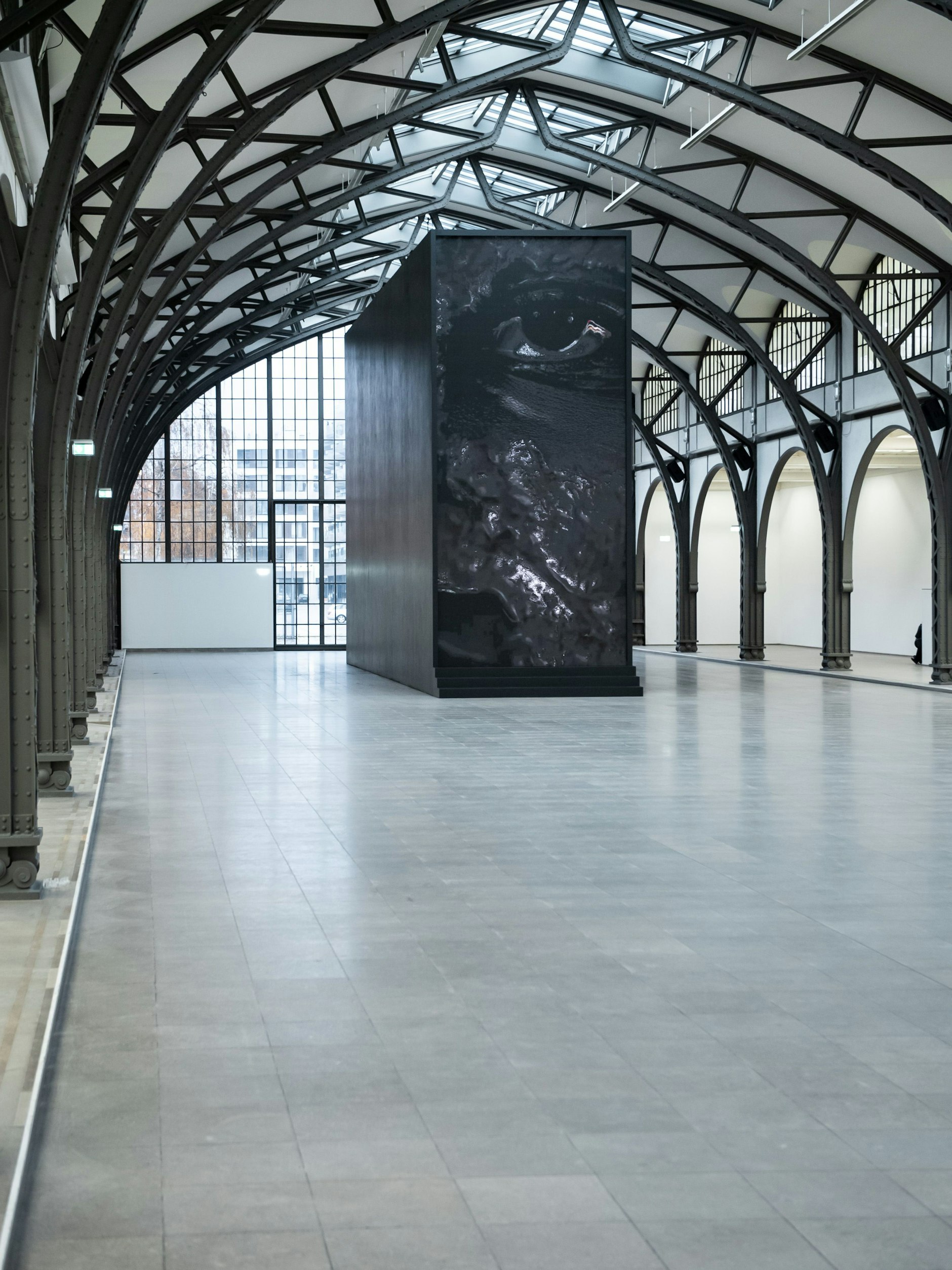 Gerade erscheint im Video&nbsp; auf Mujingas Installation das Auge des Elefanten.&nbsp;Oder eines Elefanten-Menschen?